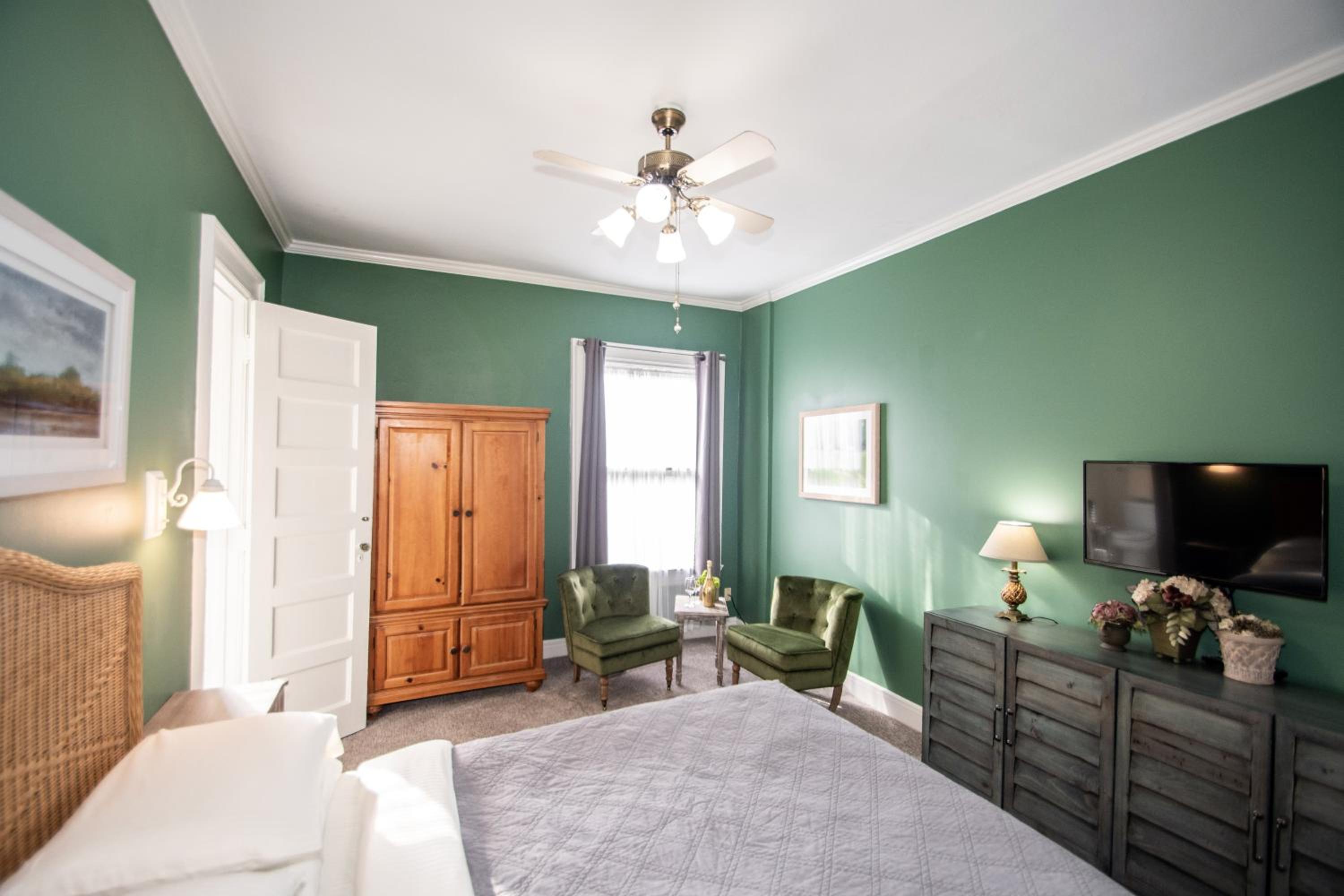 Deluxe Queen Room (Green) photo 1