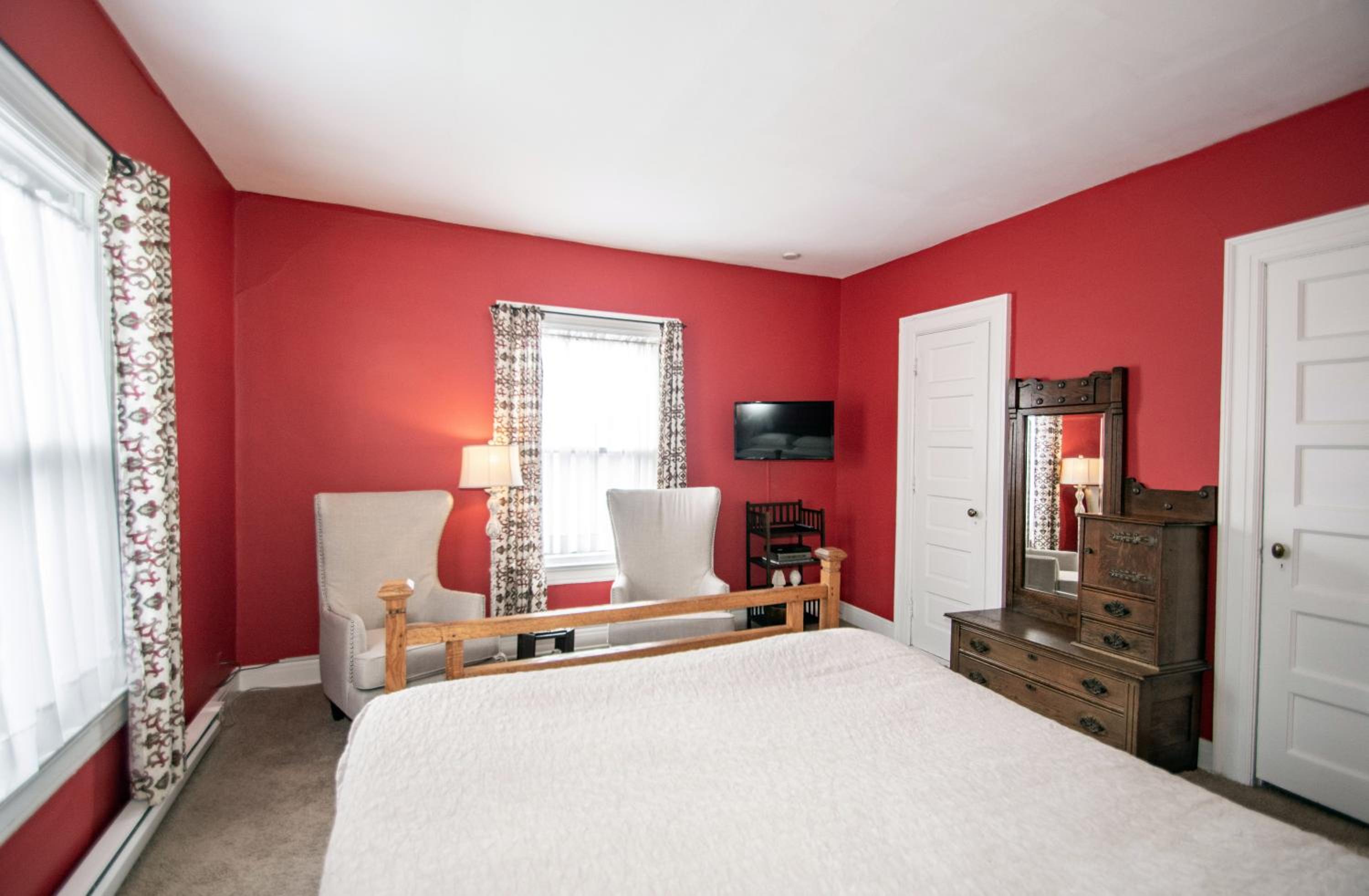 Queen Room (Crimson) photo 1