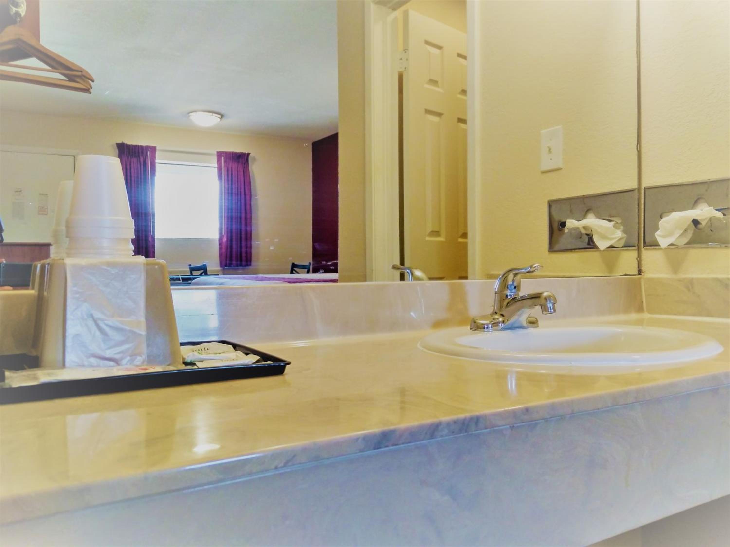Queen Room with Two Queen Beds photo 3