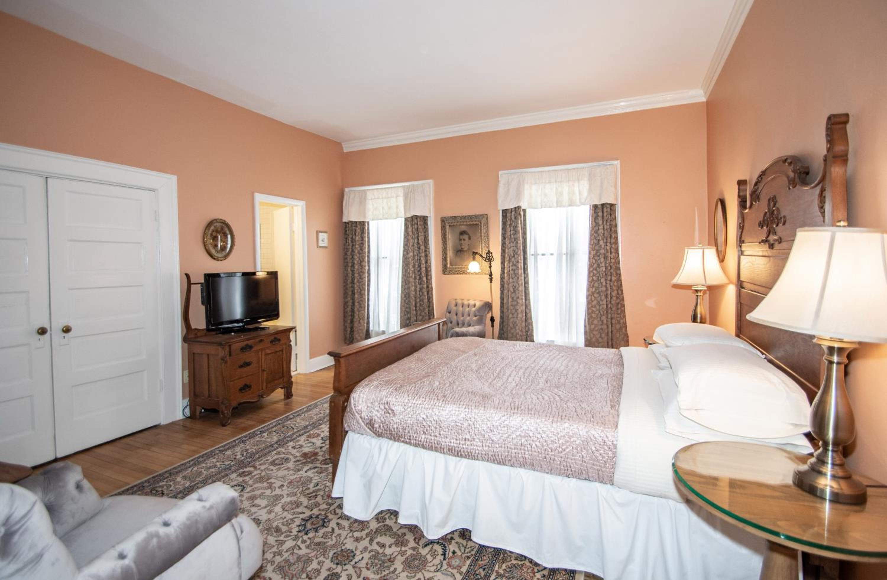 Queen Room (Portrait) photo 2