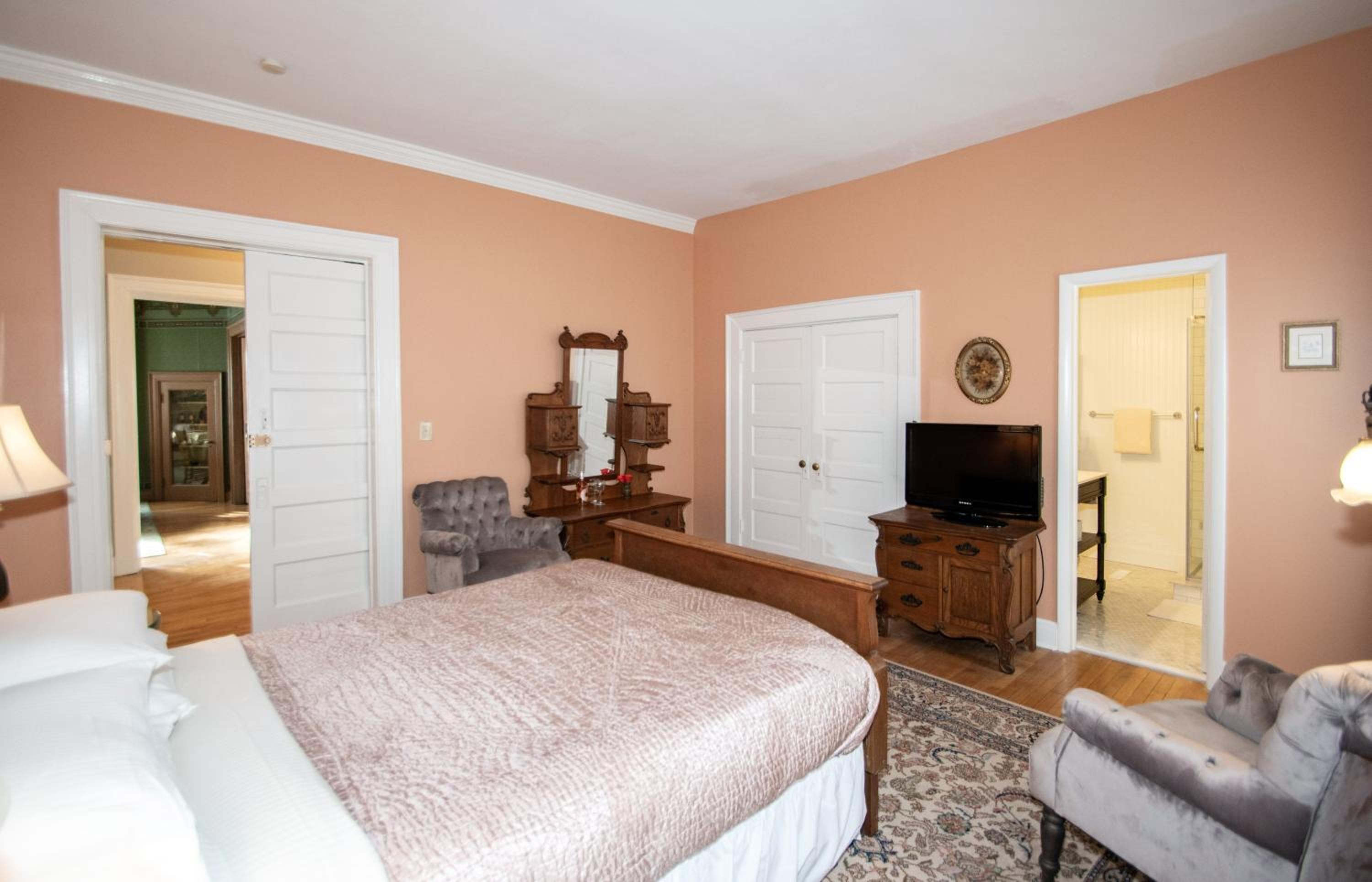 Queen Room (Portrait) photo 3