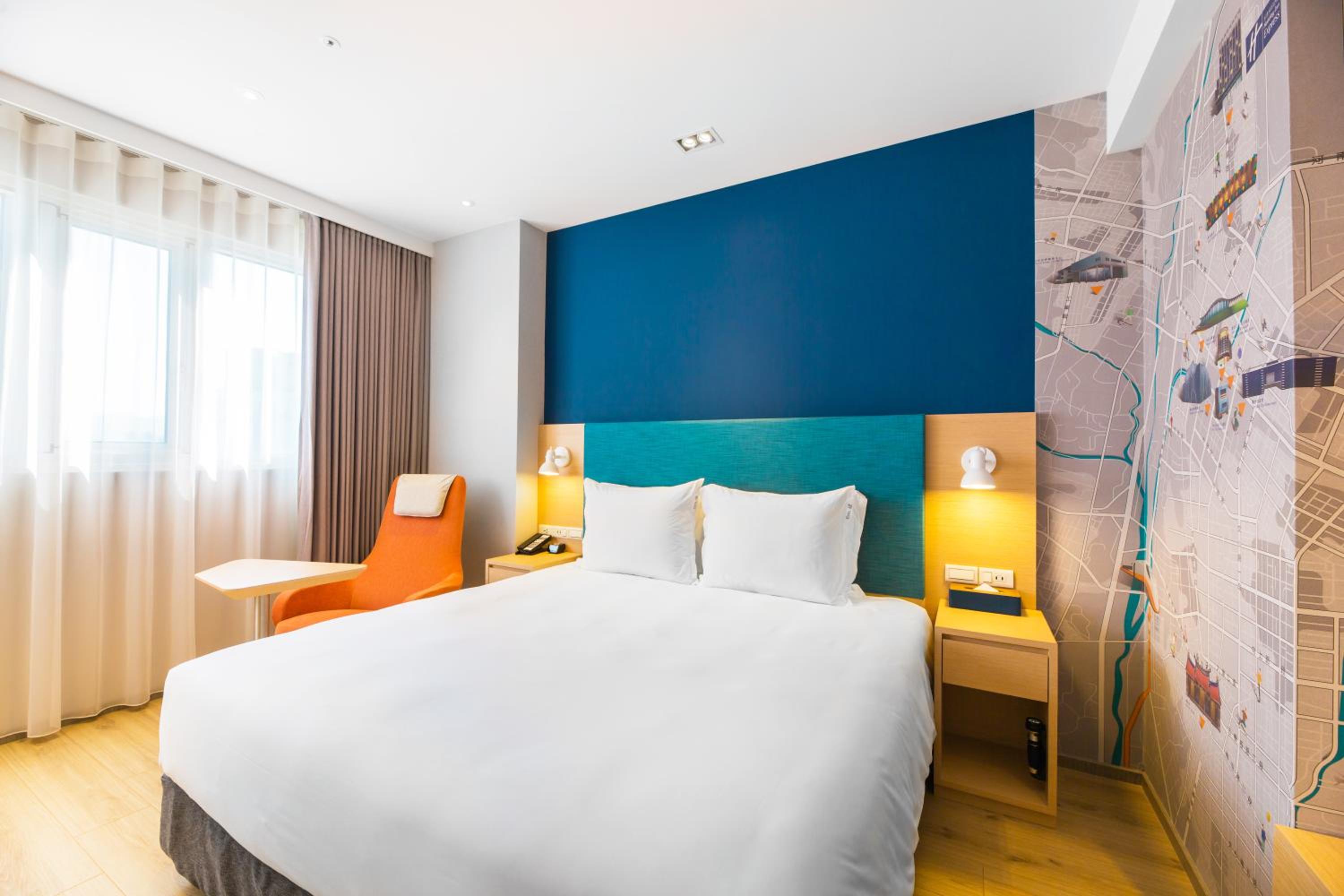 Standard King Room thumbnail 5