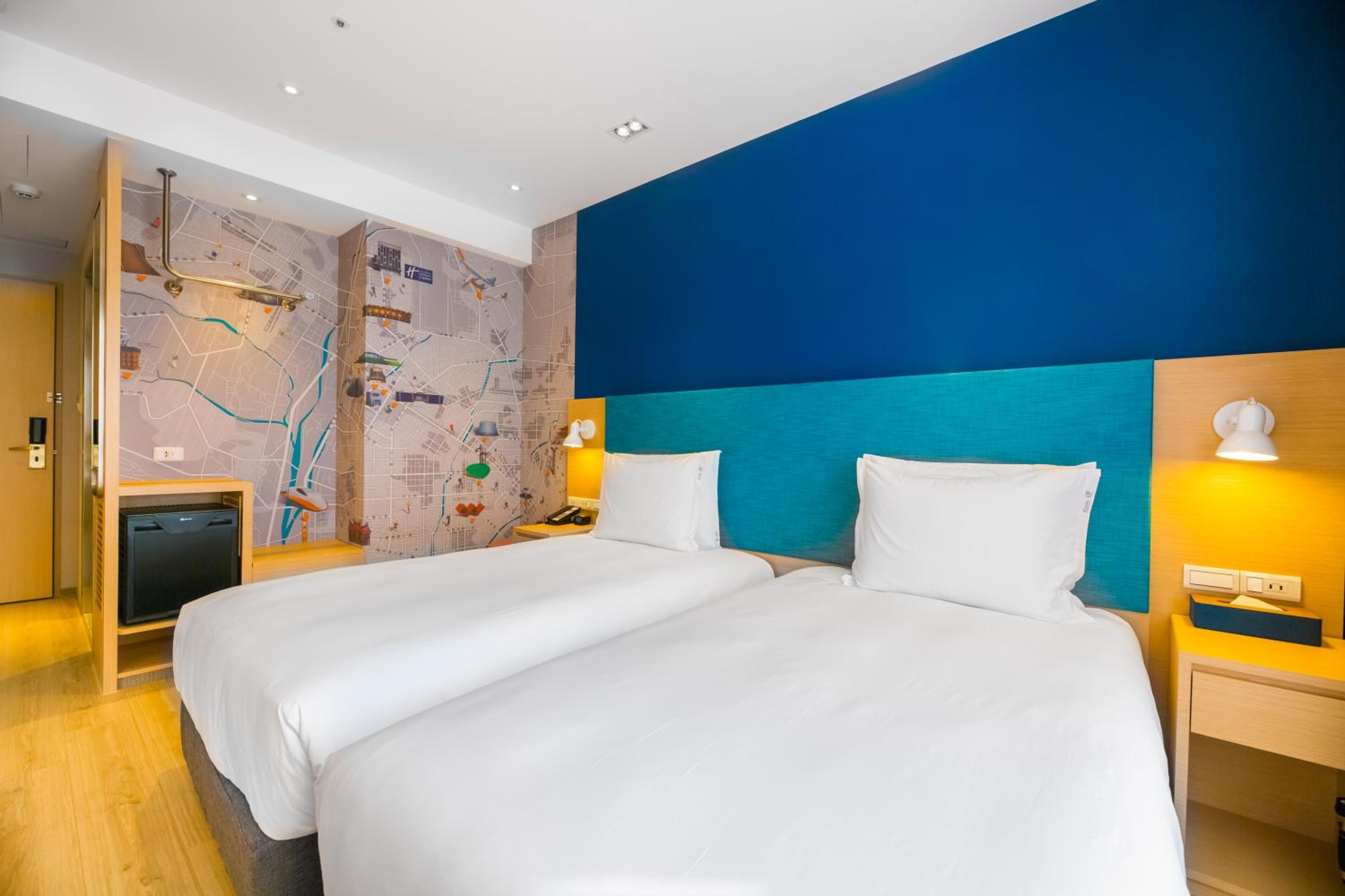 Standard Twin Room thumbnail 6