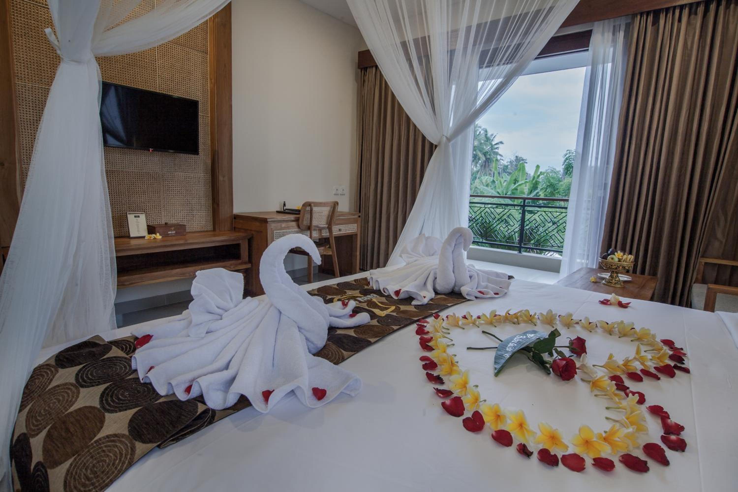 King Suite with Pool View