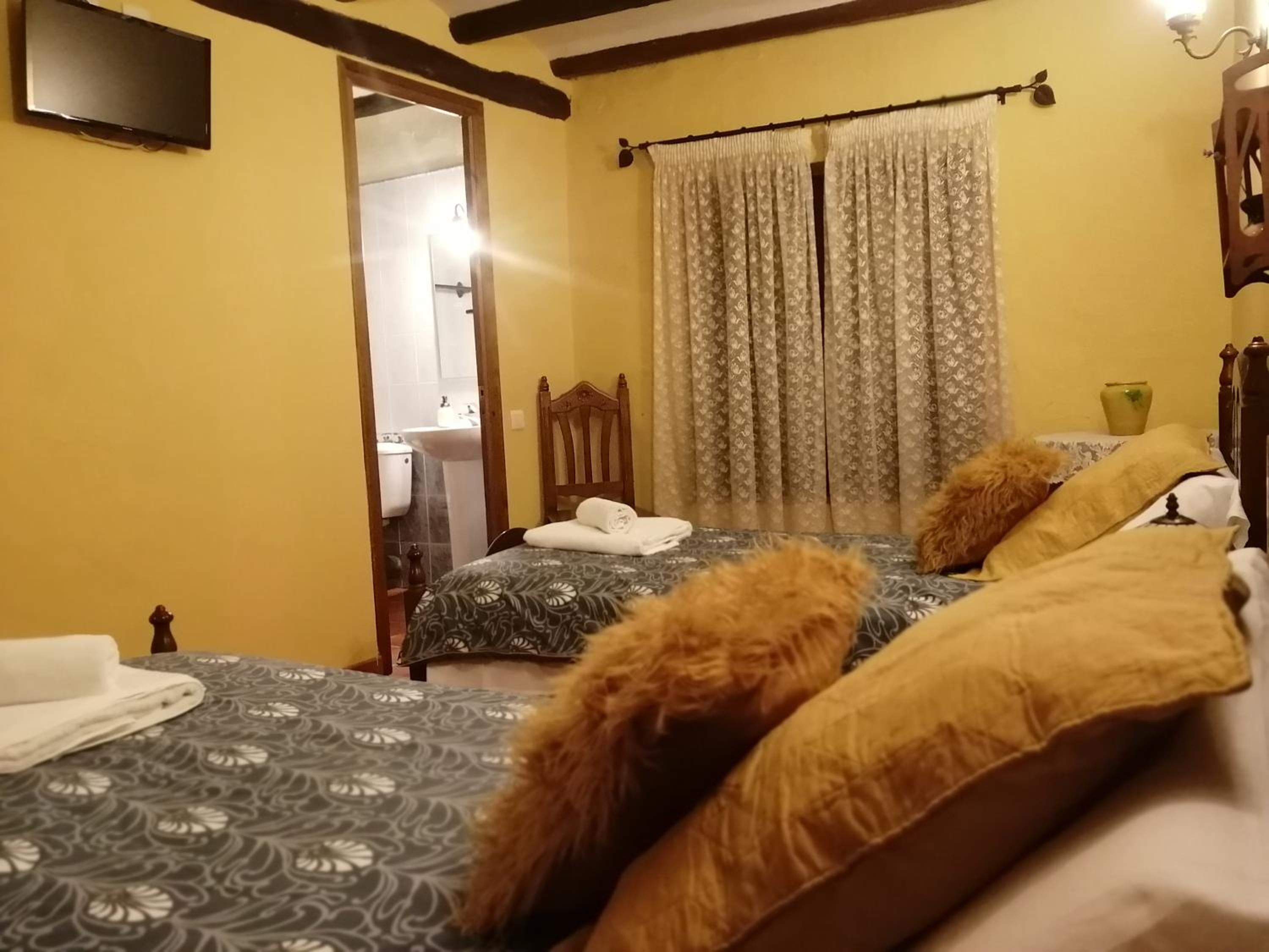 Twin Room with Bathroom - Photo 8