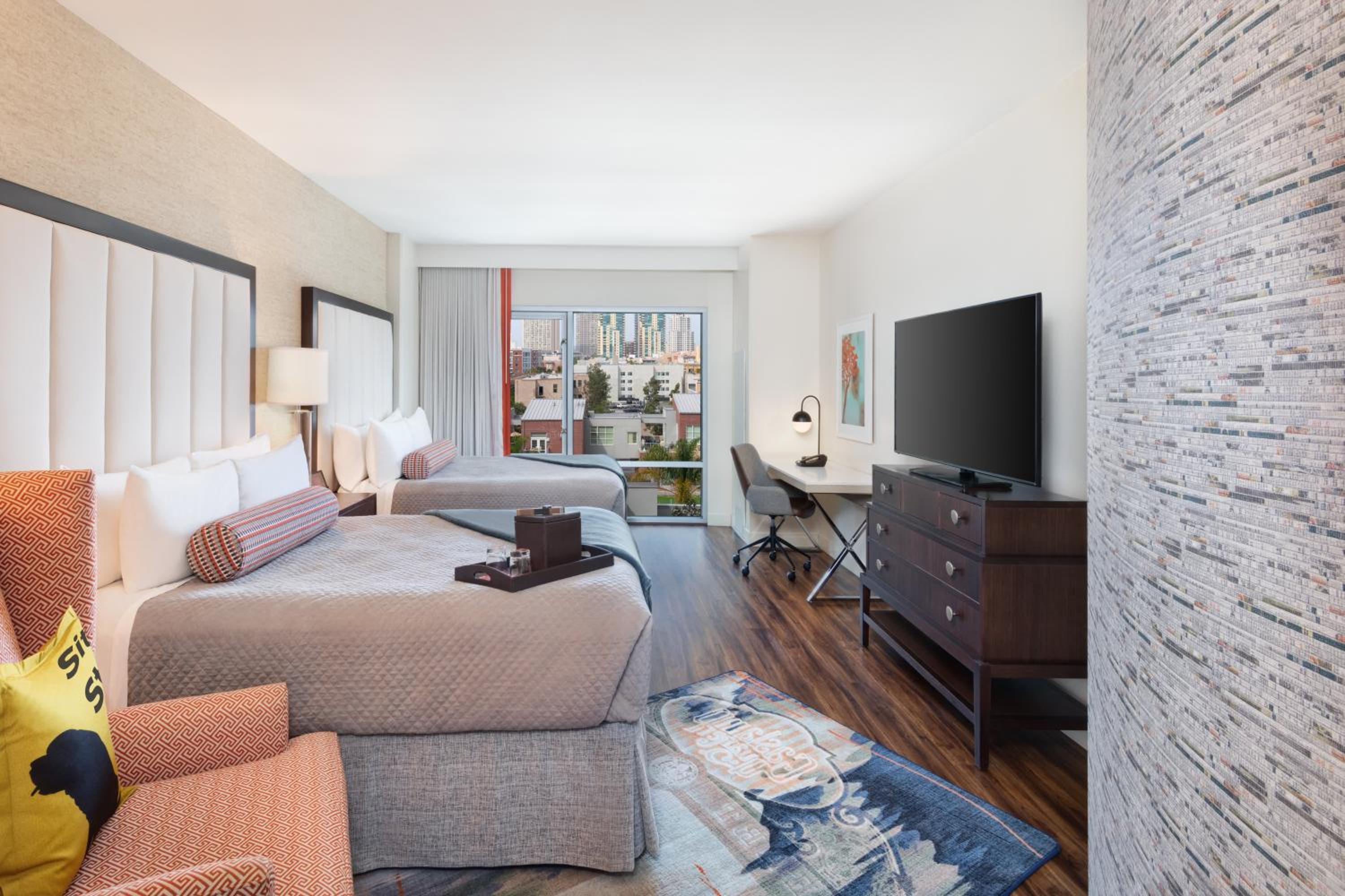 Queen Room with Two Queen Beds - Photo 4