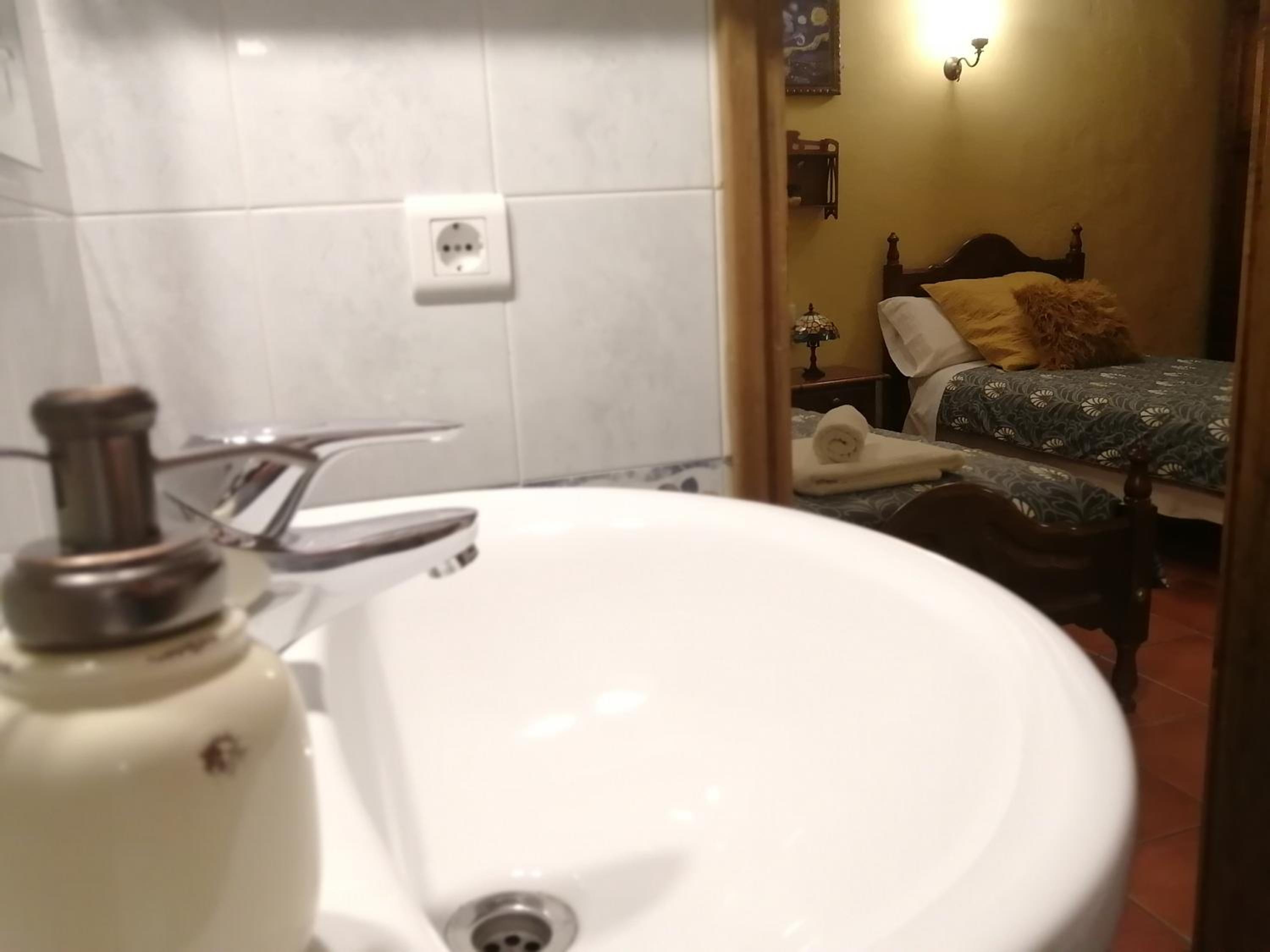 Twin Room with Bathroom - Photo 9