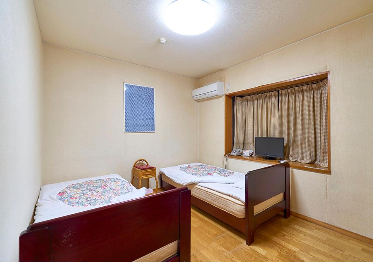 Twin Room with Shared Bathroom photo 1