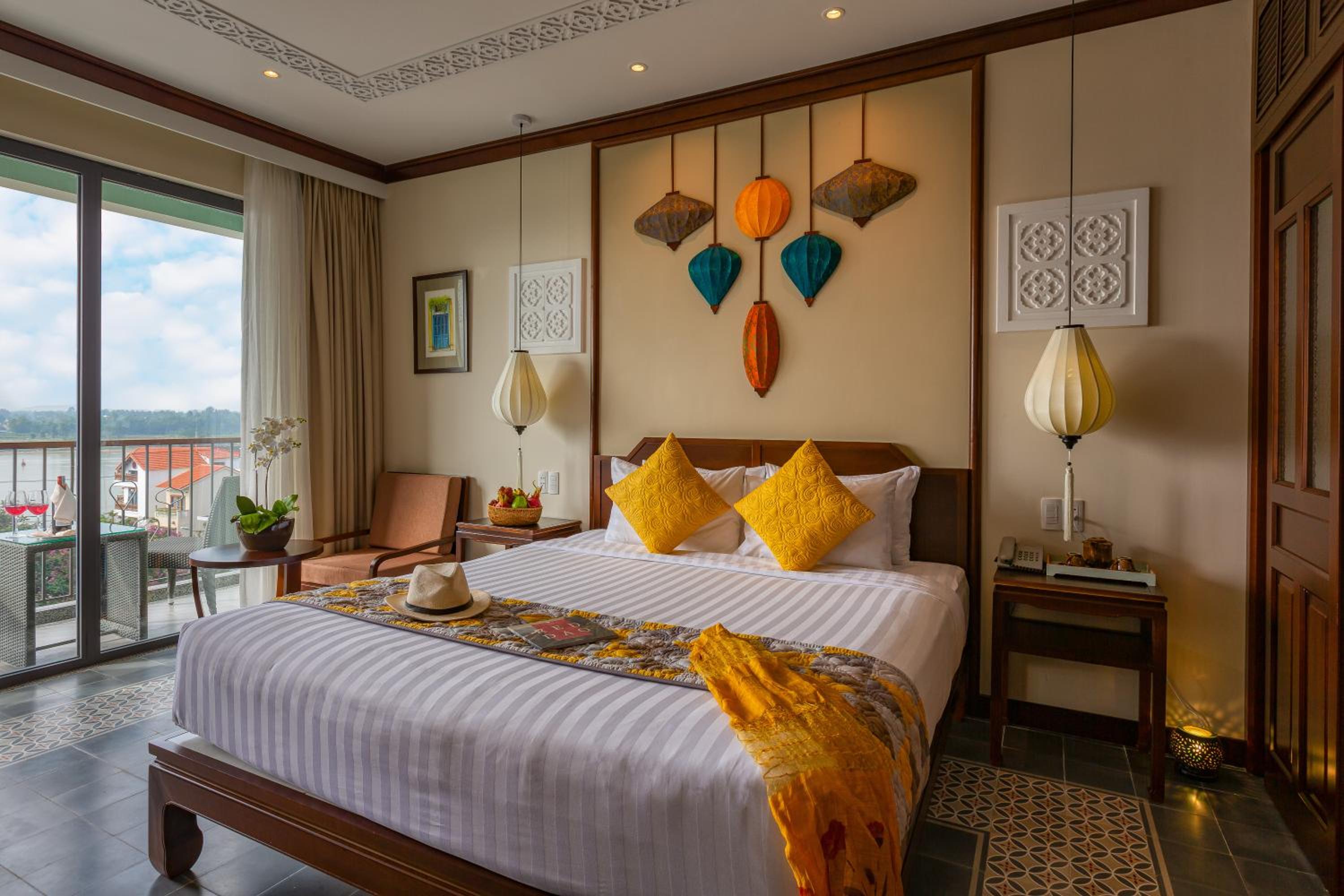 Junior Queen/Twin Suite, Bathtub, Balcony with Tranquil Meadow View - Photo 11