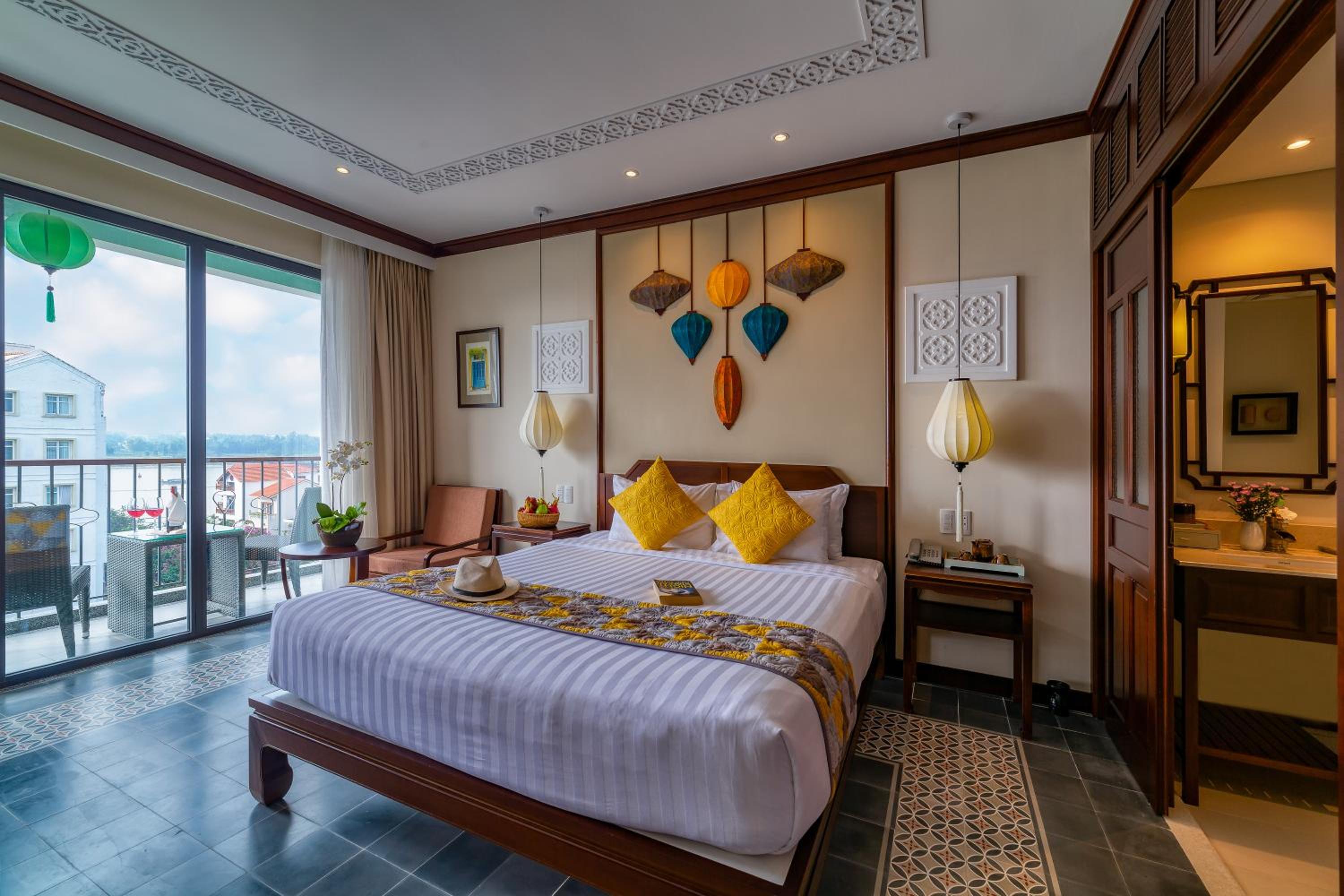 Junior Queen/Twin Suite, Bathtub, Balcony with Tranquil Meadow View - Photo 10