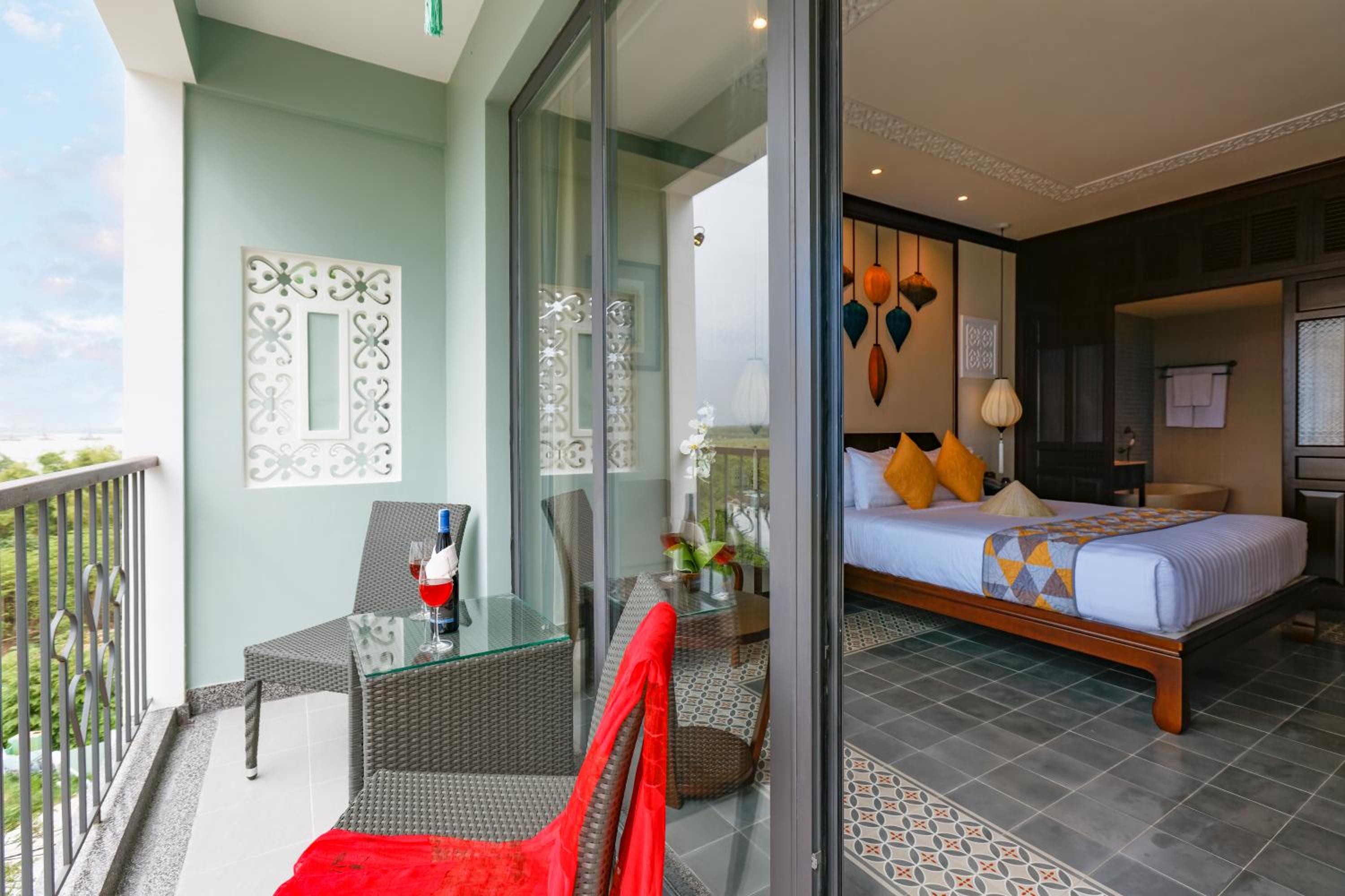 Junior Queen/Twin Suite, Bathtub, Balcony with Tranquil Meadow View - Photo 9