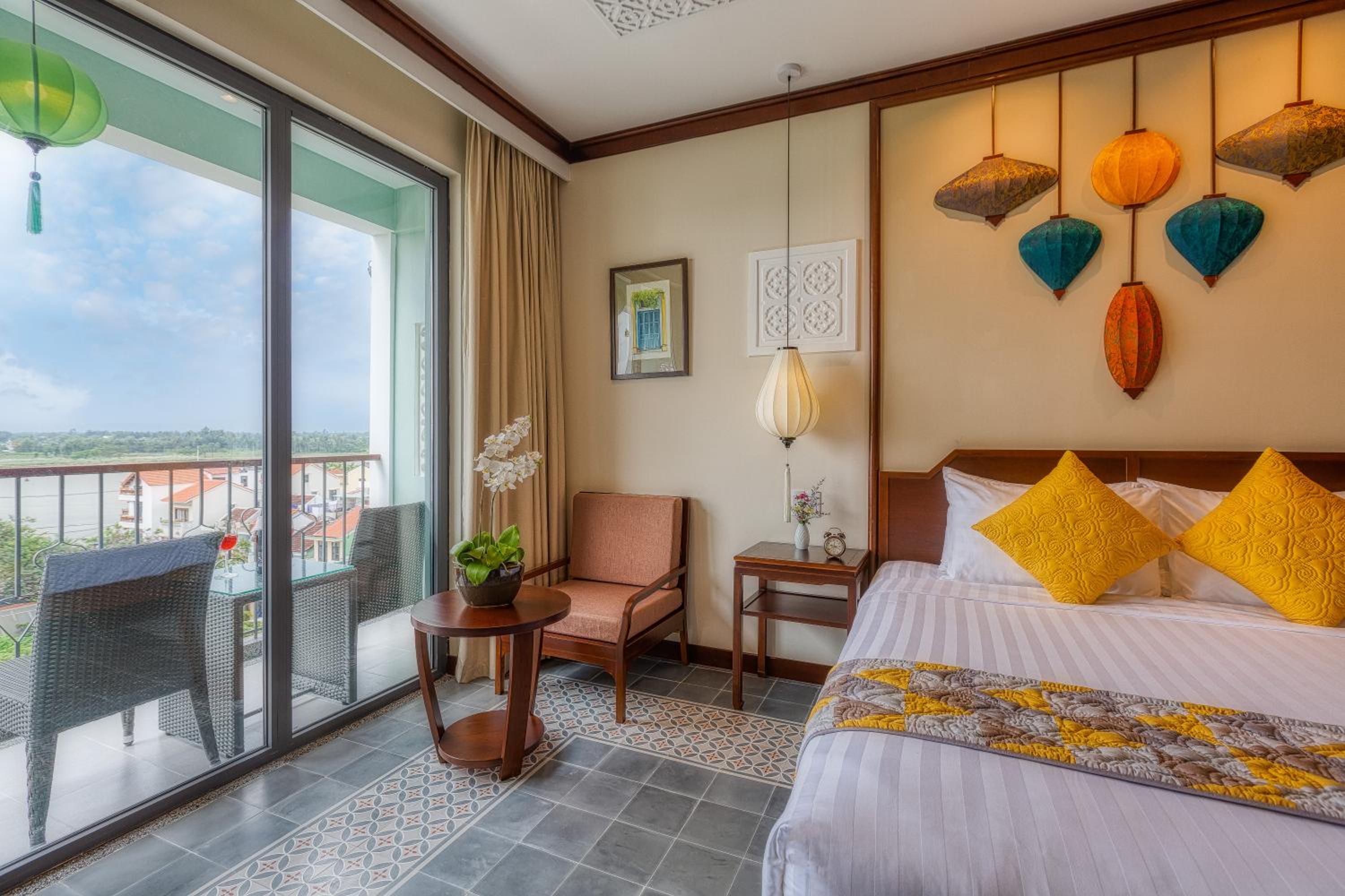 Junior Queen/Twin Suite, Bathtub, Balcony with Tranquil Meadow View - Photo 8