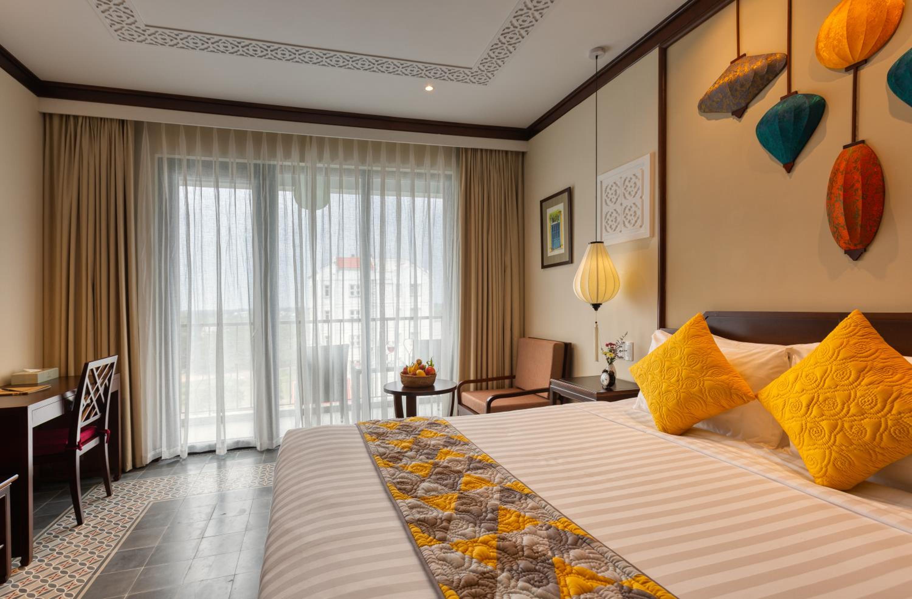 Junior Queen/Twin Suite, Bathtub, Balcony with Tranquil Meadow View - Photo 2