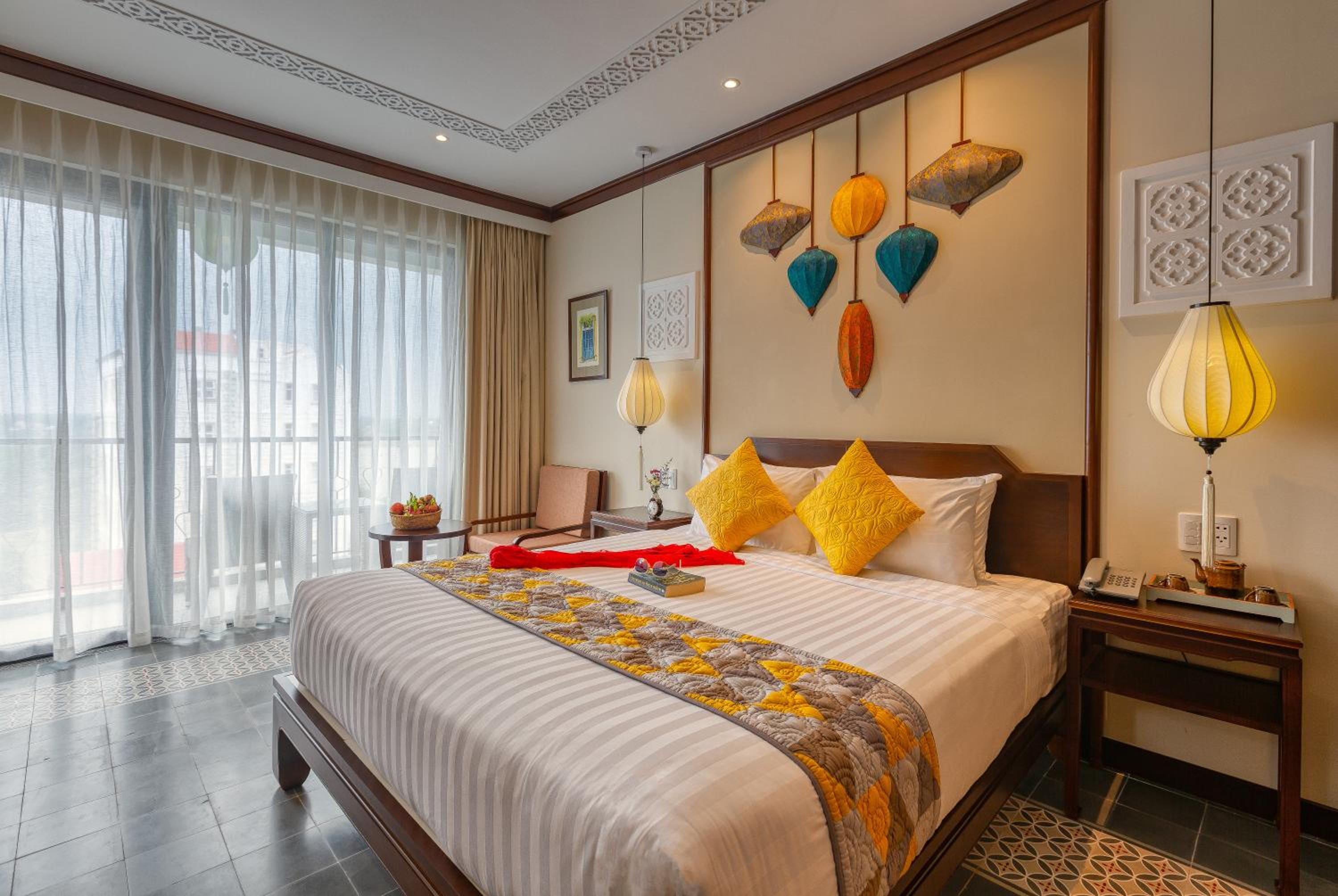 Junior Queen/Twin Suite, Bathtub, Balcony with Tranquil Meadow View - Photo 1