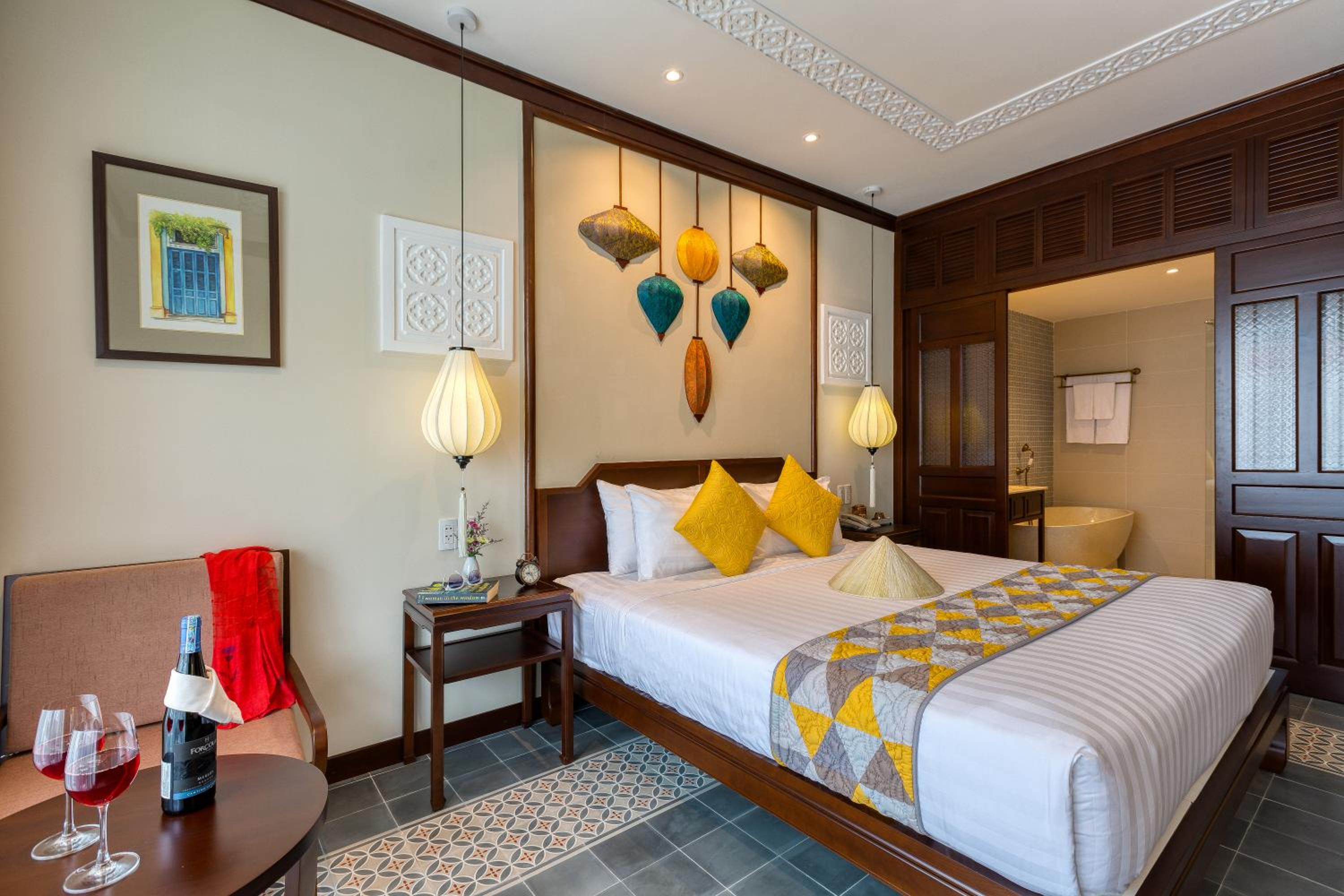 Junior Queen/Twin Suite, Bathtub, Balcony with Tranquil Meadow View - Photo 5