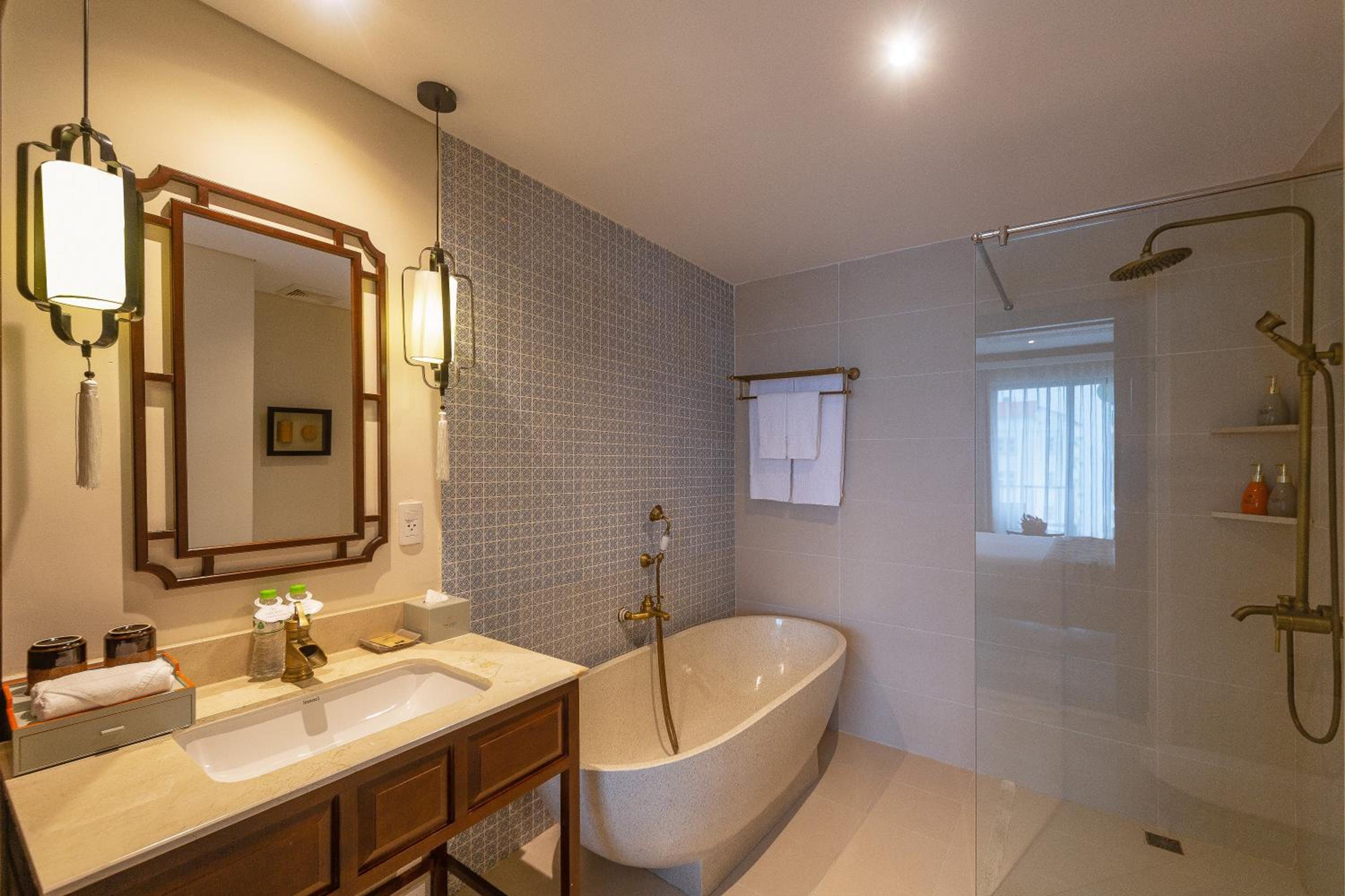 Junior Queen/Twin Suite, Bathtub, Balcony with Tranquil Meadow View - Photo 7