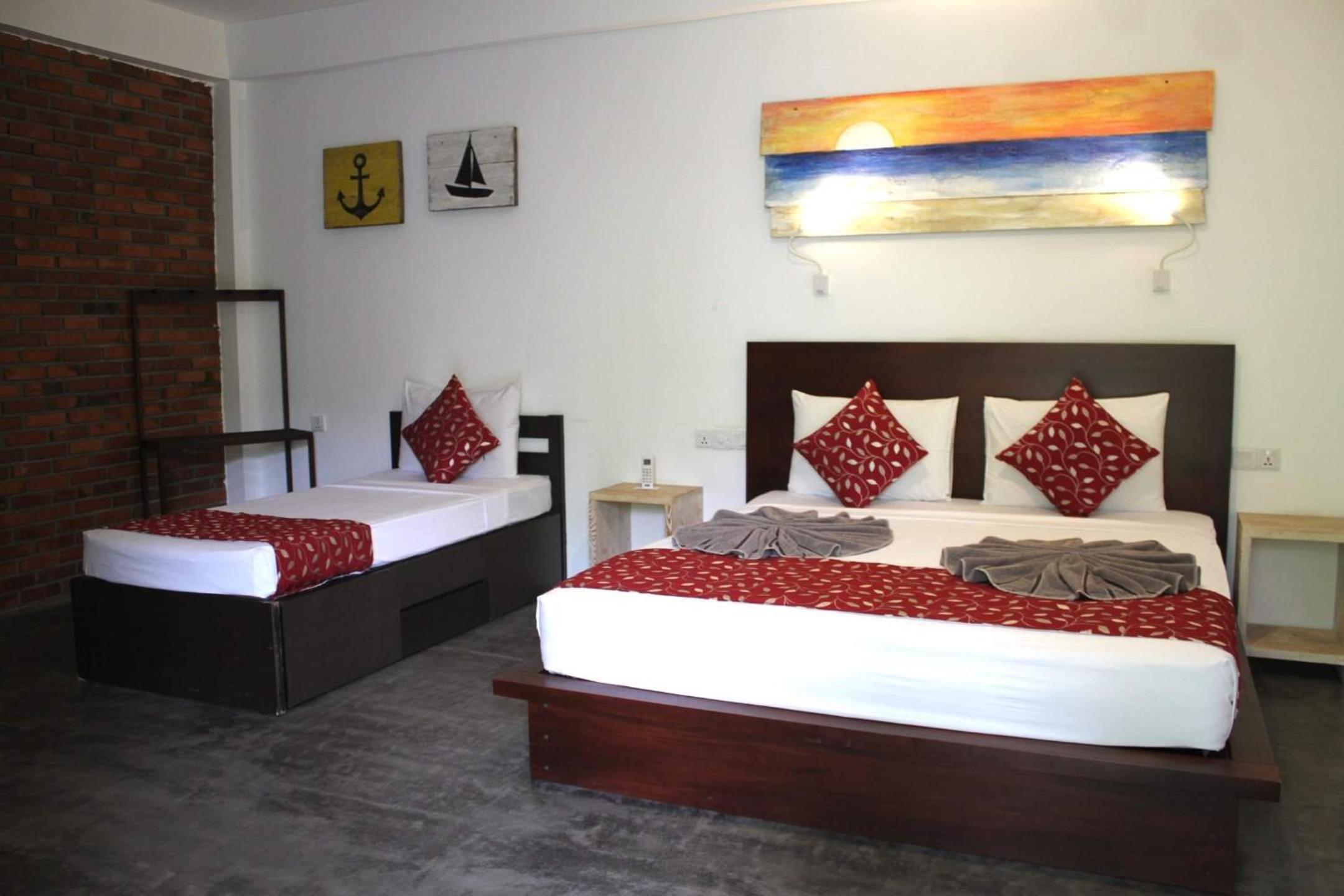 Dreibettzimmer mit Poolblick