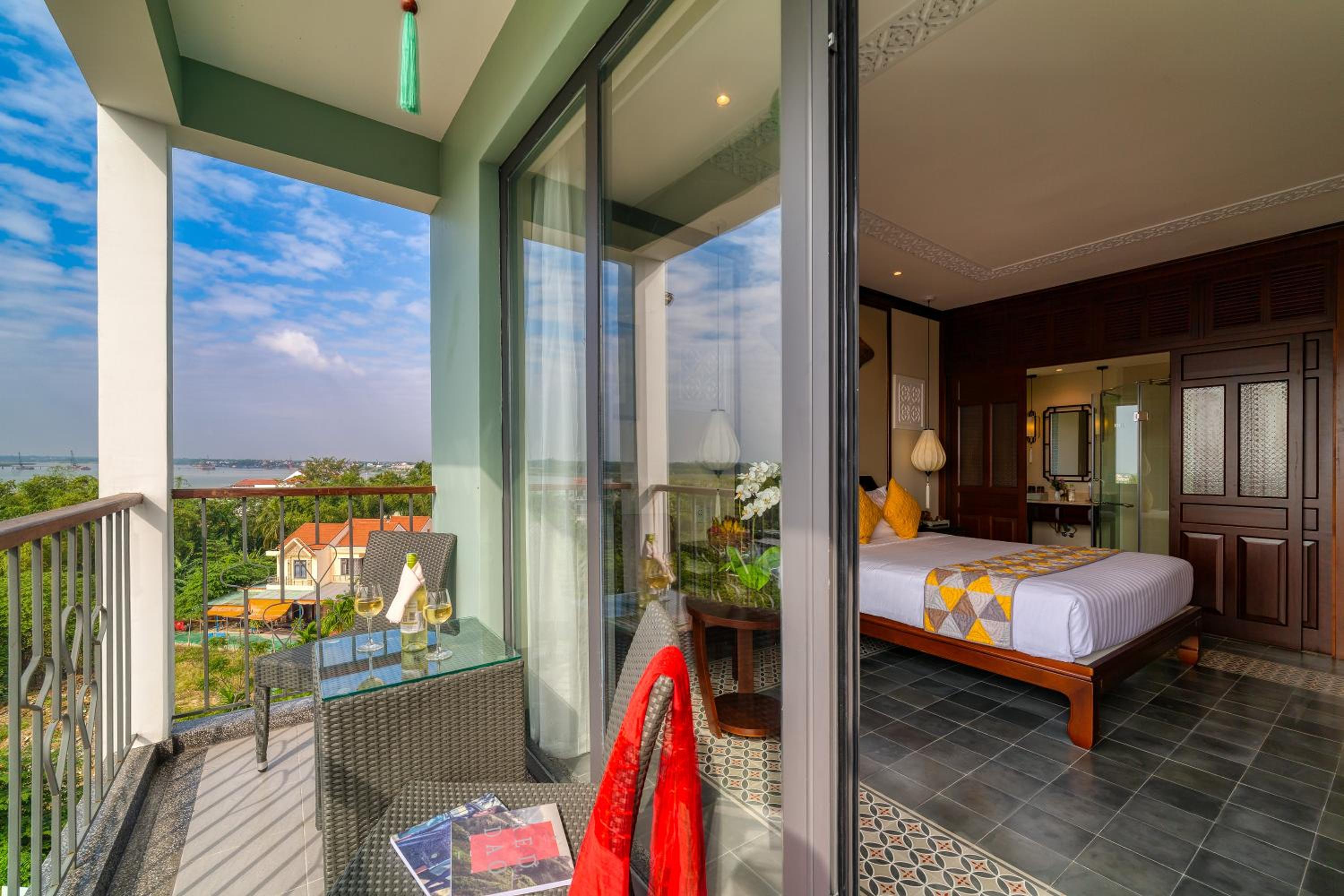 Savvy King/Twin Suite, Bathtub, Balcony with Riverside View - Photo 2