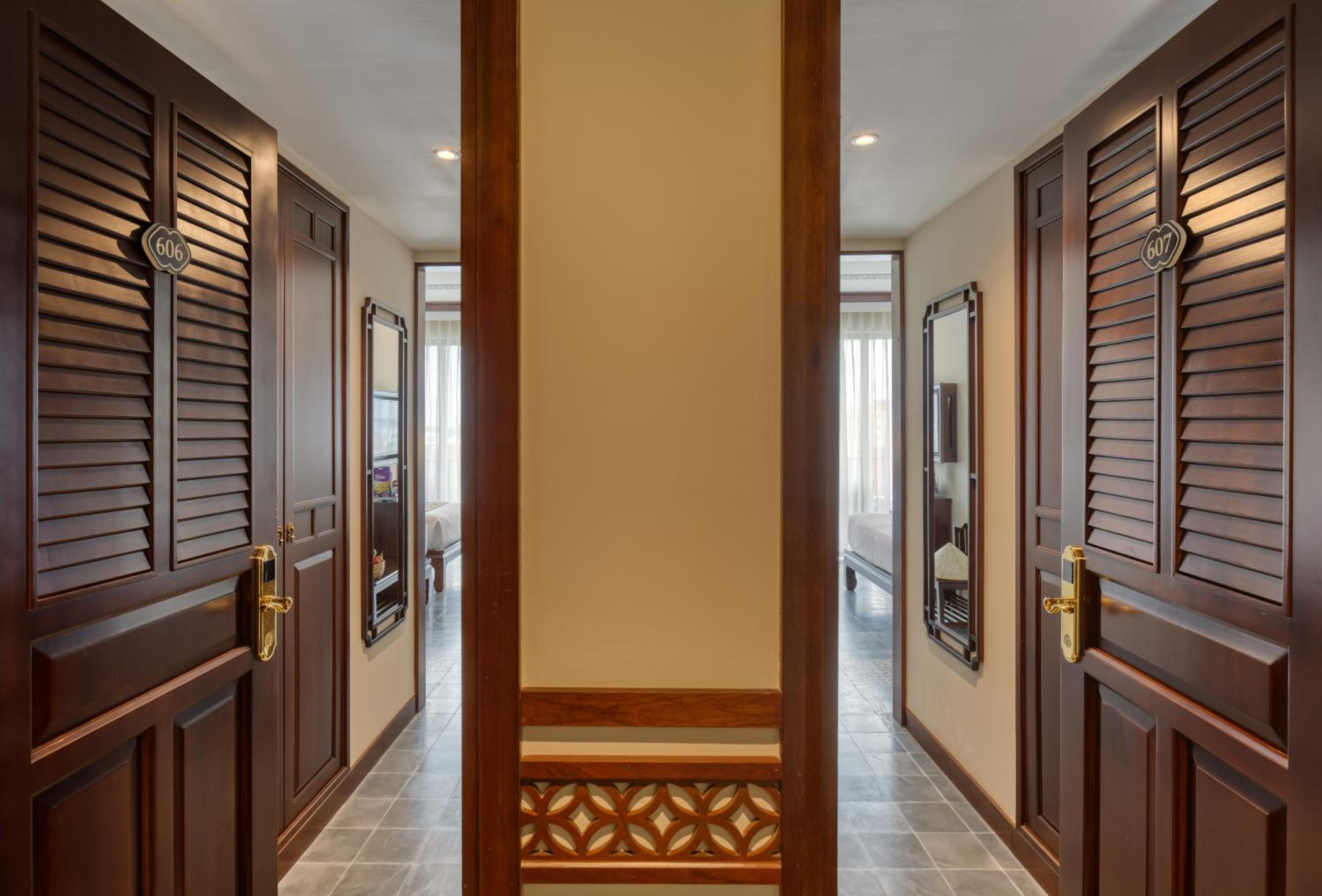 Savvy Family Connecting Suite, Bathtub, Balcony with Riverside View - Photo 6