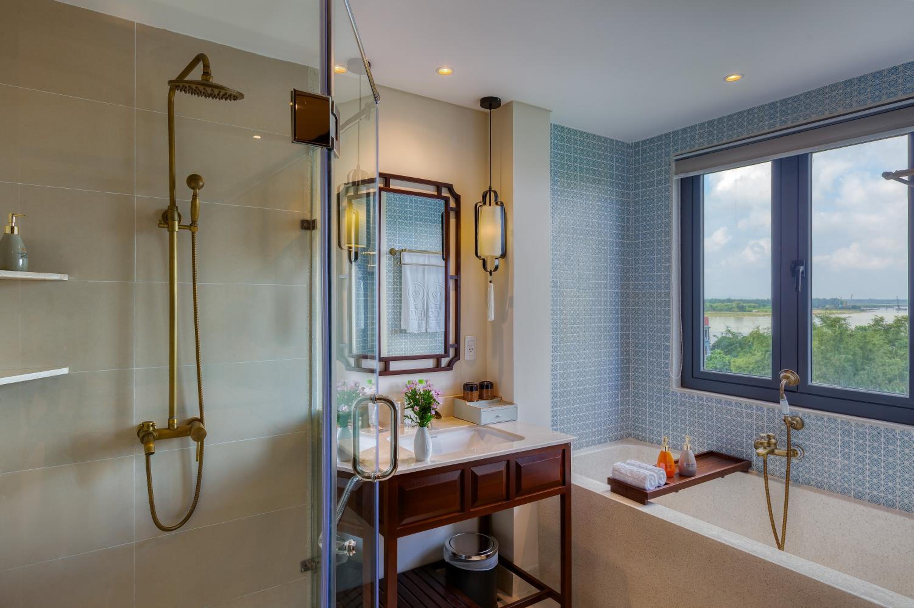 Savvy Family Connecting Suite, Bathtub, Balcony with Riverside View - Photo 9