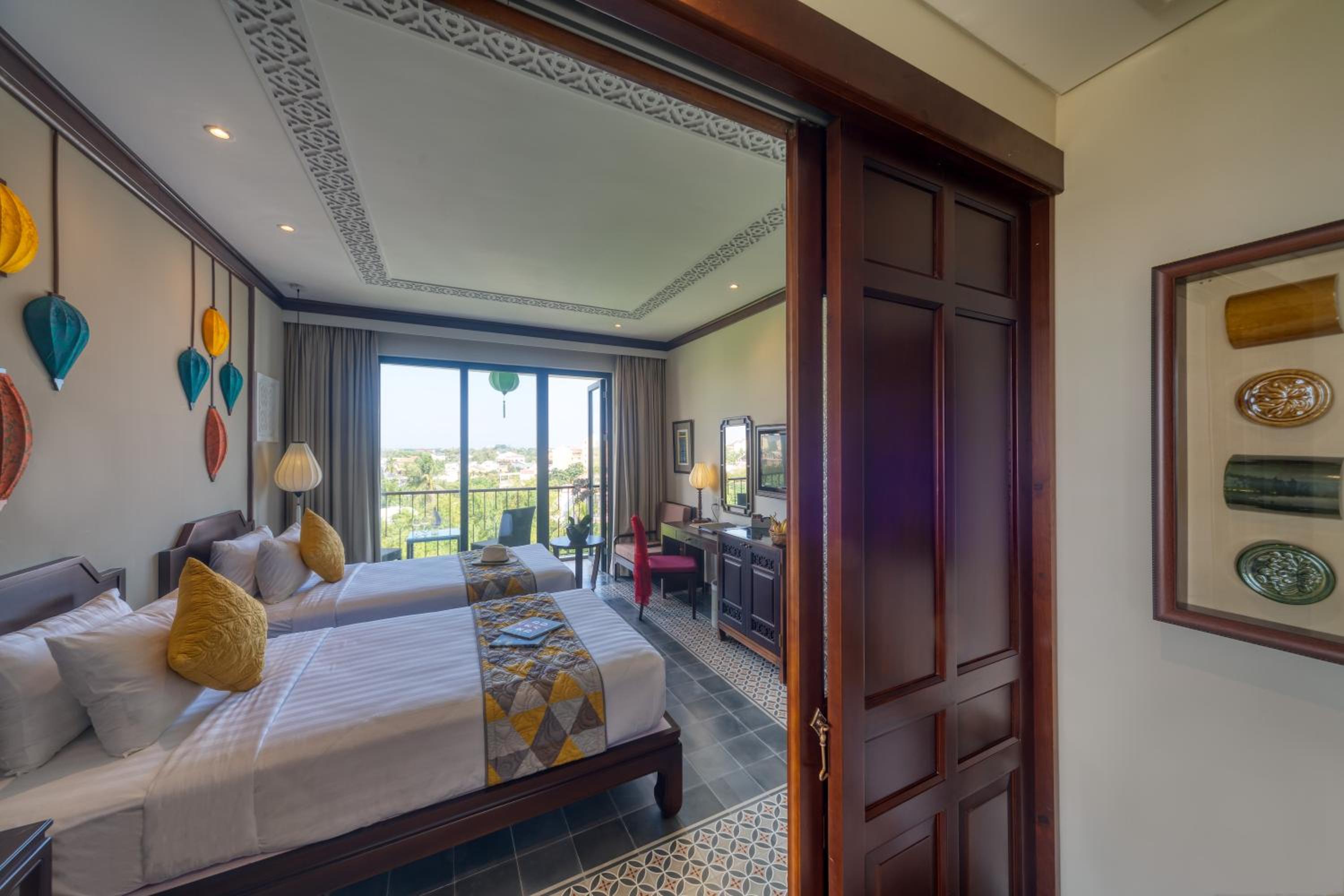 Savvy Family Connecting Suite, Bathtub, Balcony with Riverside View - Photo 10