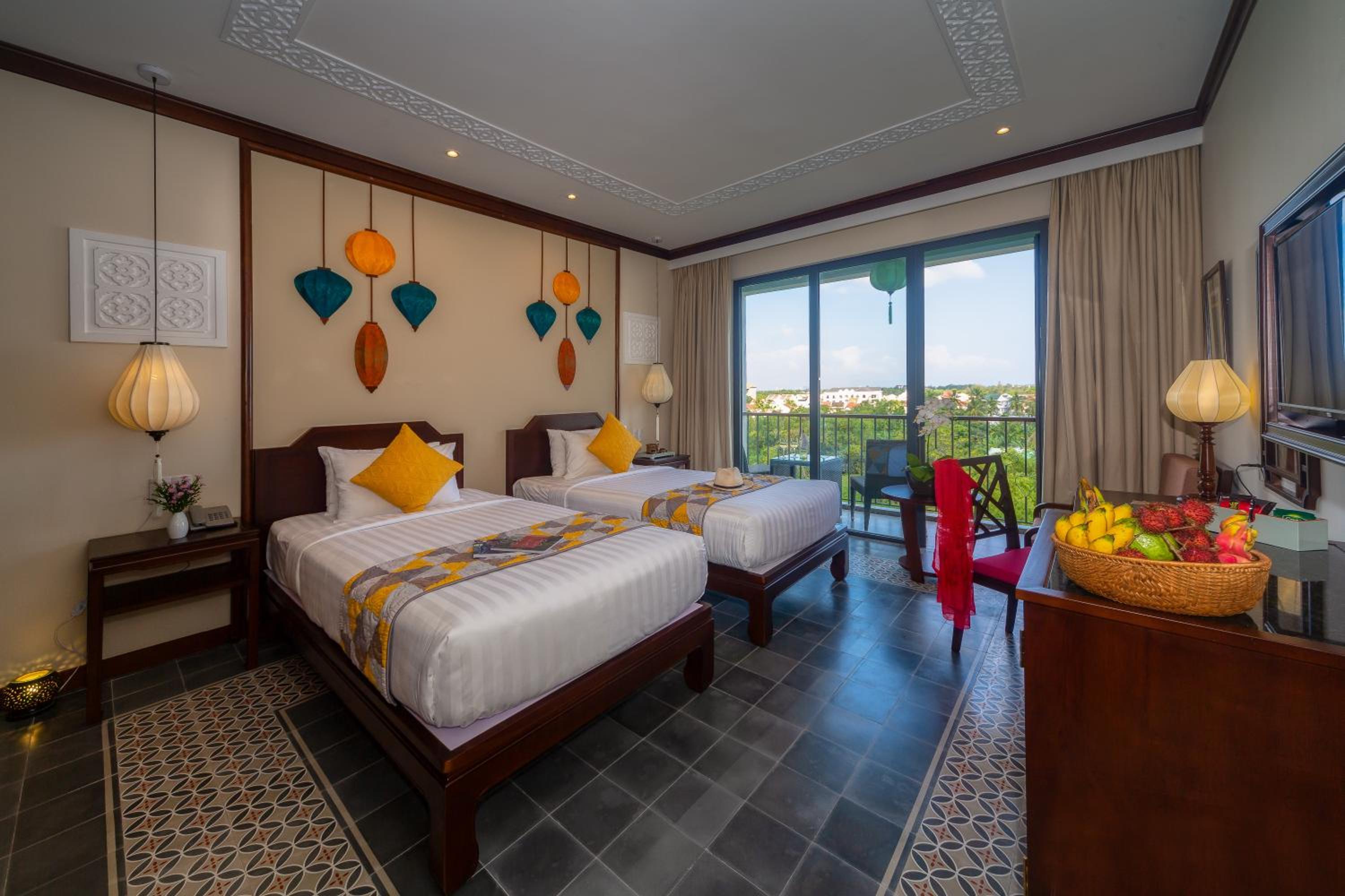 Savvy Family Connecting Suite, Bathtub, Balcony with Riverside View - Photo 11