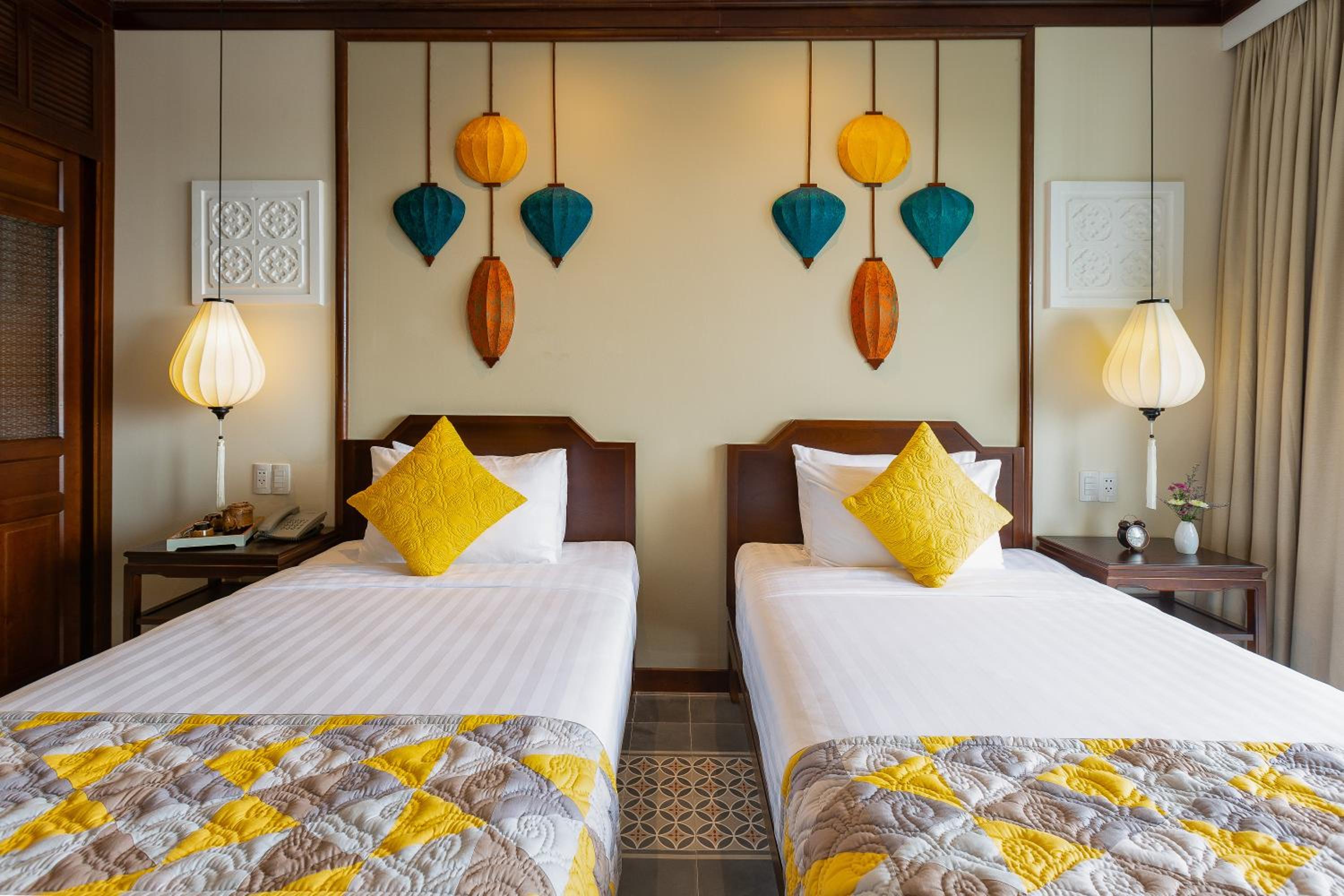 Savvy Family Connecting Suite, Bathtub, Balcony with Riverside View - Photo 13