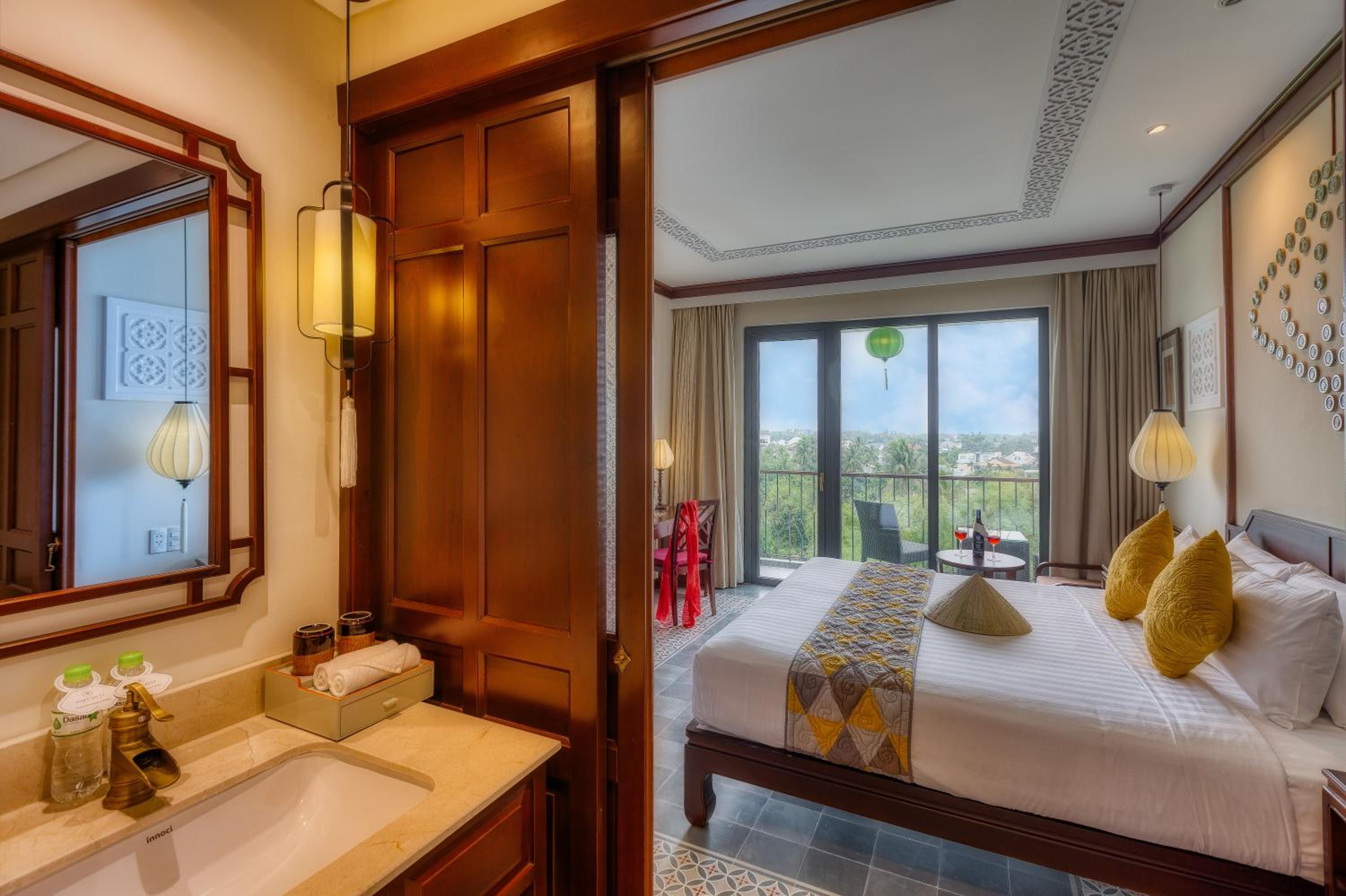 Savvy Family Connecting Suite, Bathtub, Balcony with Riverside View - Photo 1