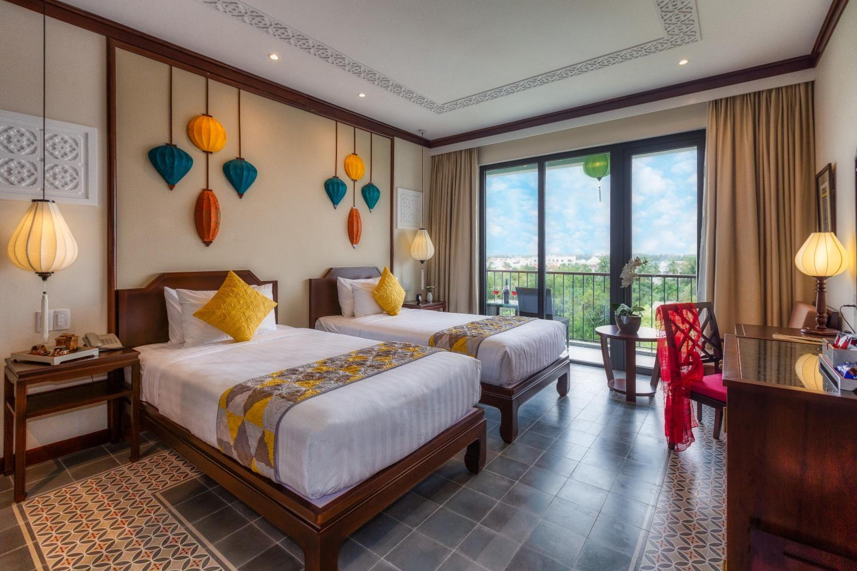 Savvy Family Connecting Suite, Bathtub, Balcony with Riverside View - Photo 8