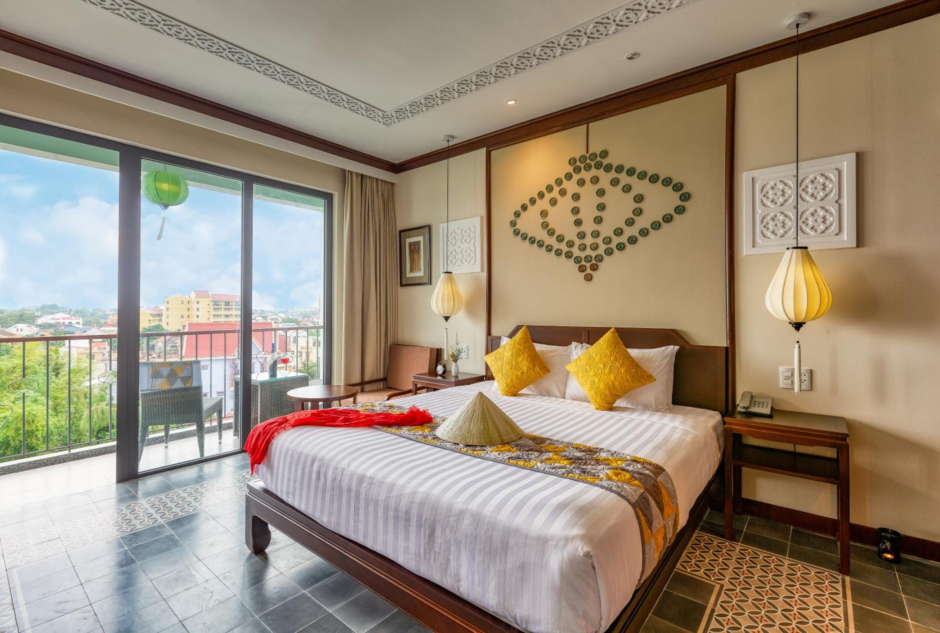 Savvy Family Connecting Suite, Bathtub, Balcony with Riverside View - Photo 2