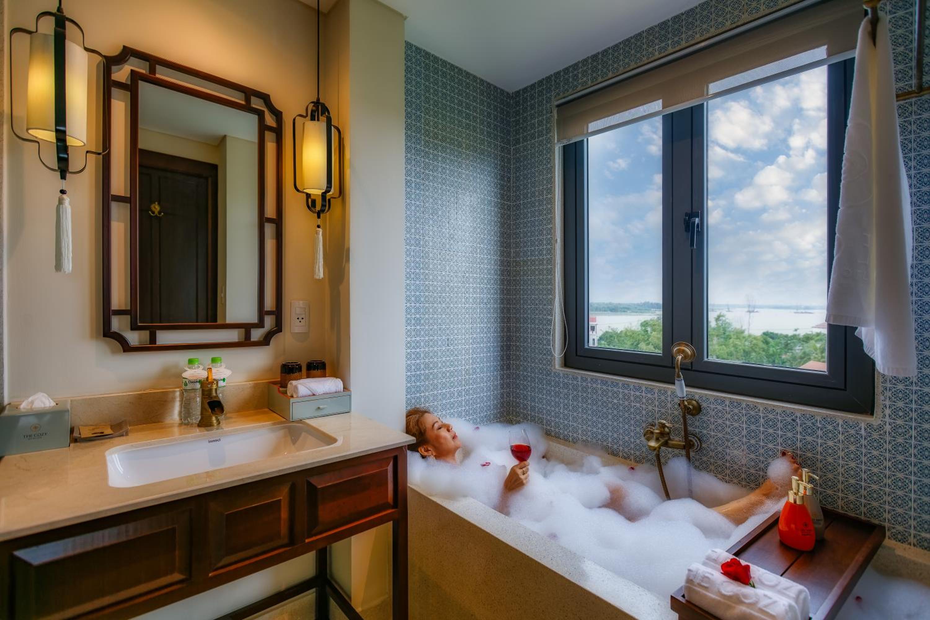 Savvy Family Connecting Suite, Bathtub, Balcony with Riverside View - Photo 5