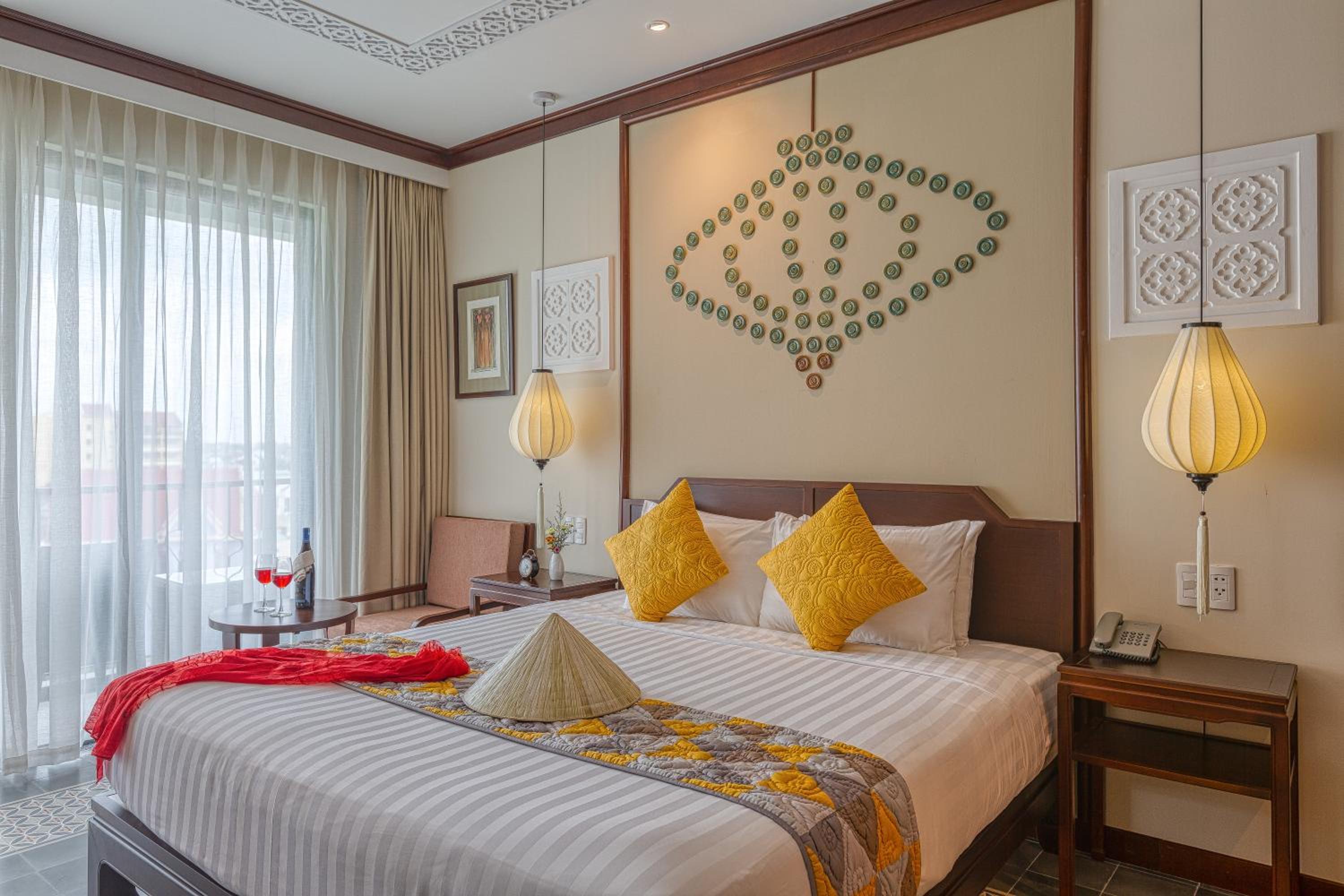 Savvy Family Connecting Suite, Bathtub, Balcony with Riverside View - Photo 3