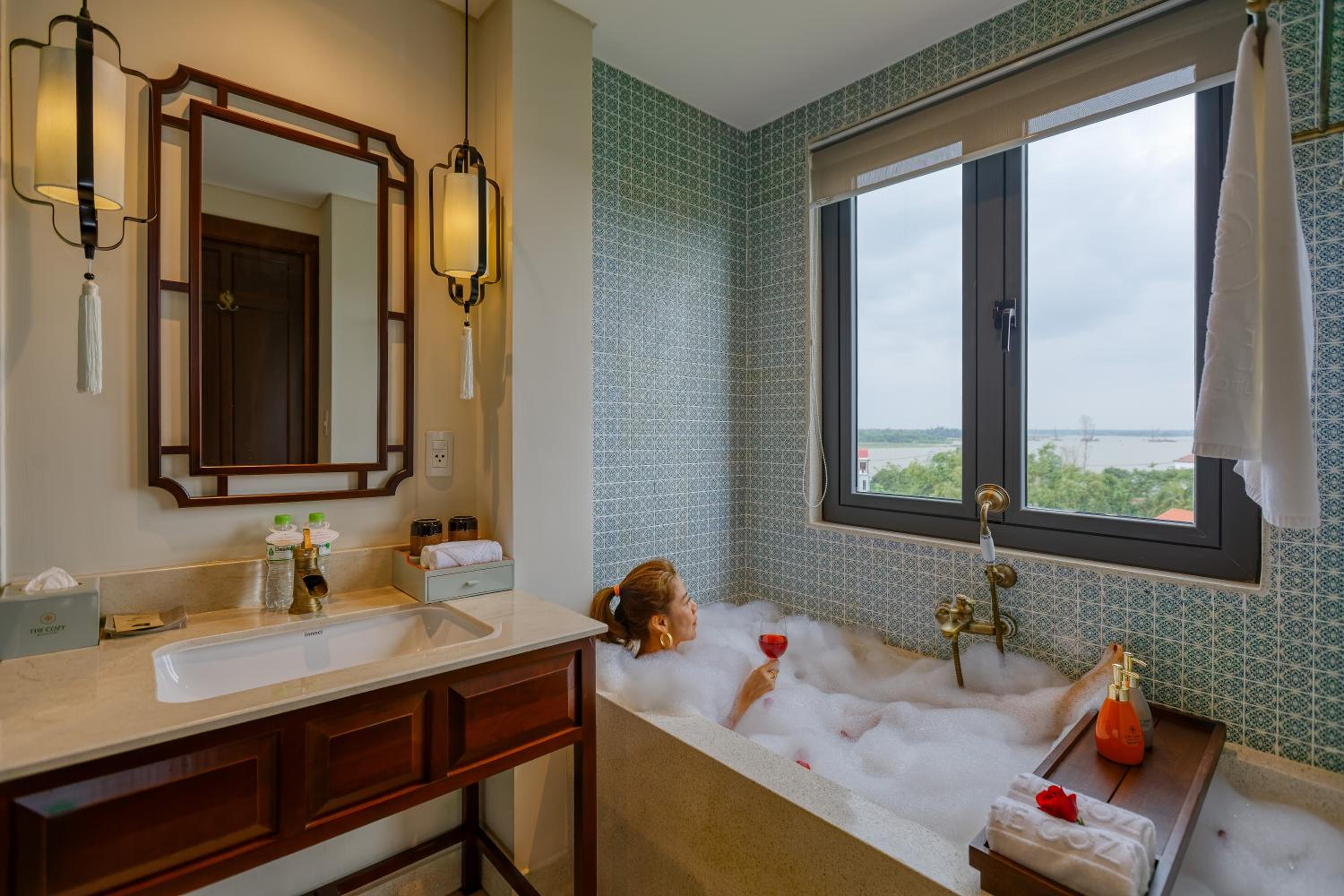 Savvy Family Connecting Suite, Bathtub, Balcony with Riverside View - Photo 16