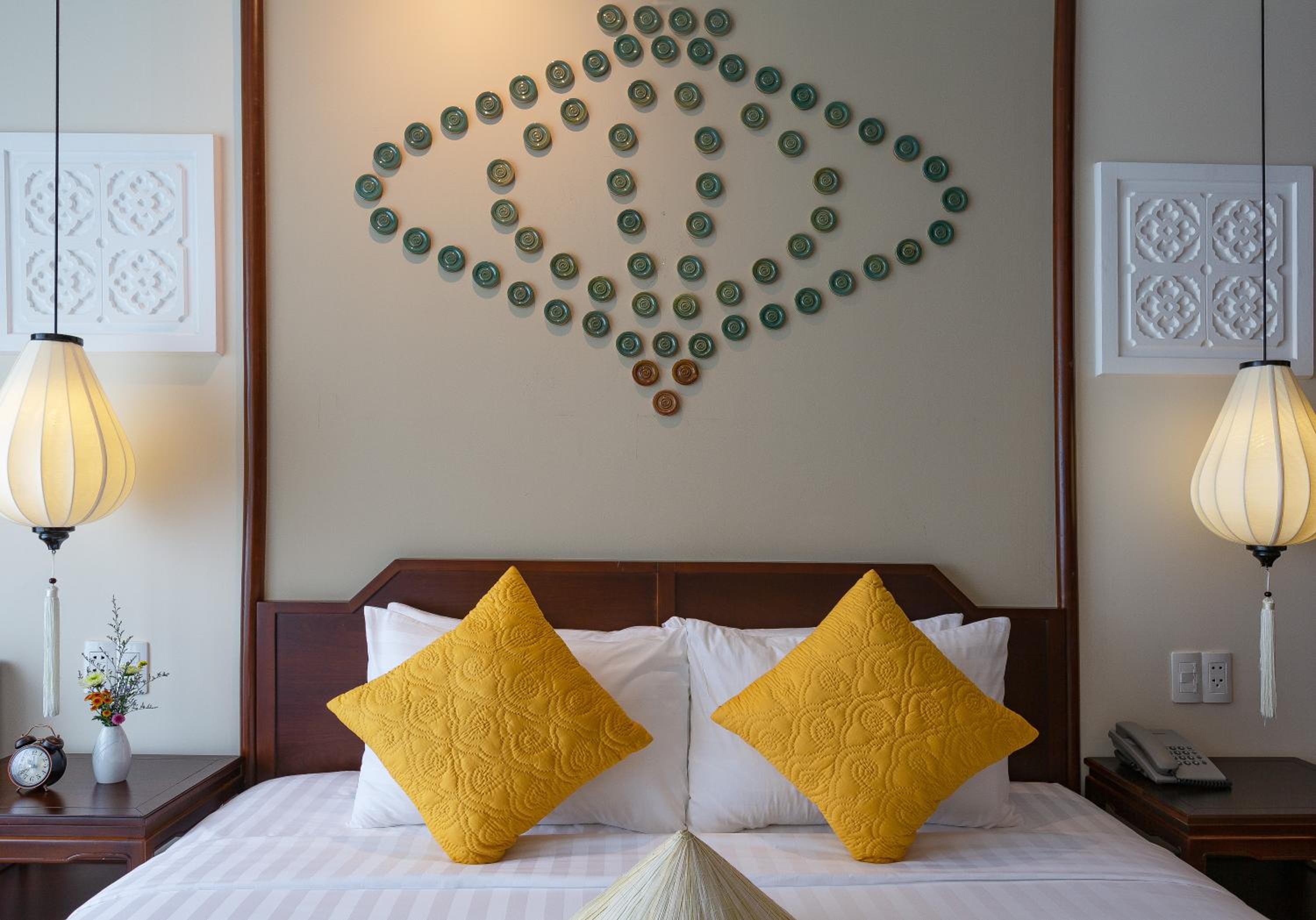 Savvy Family Connecting Suite, Bathtub, Balcony with Riverside View - Photo 4