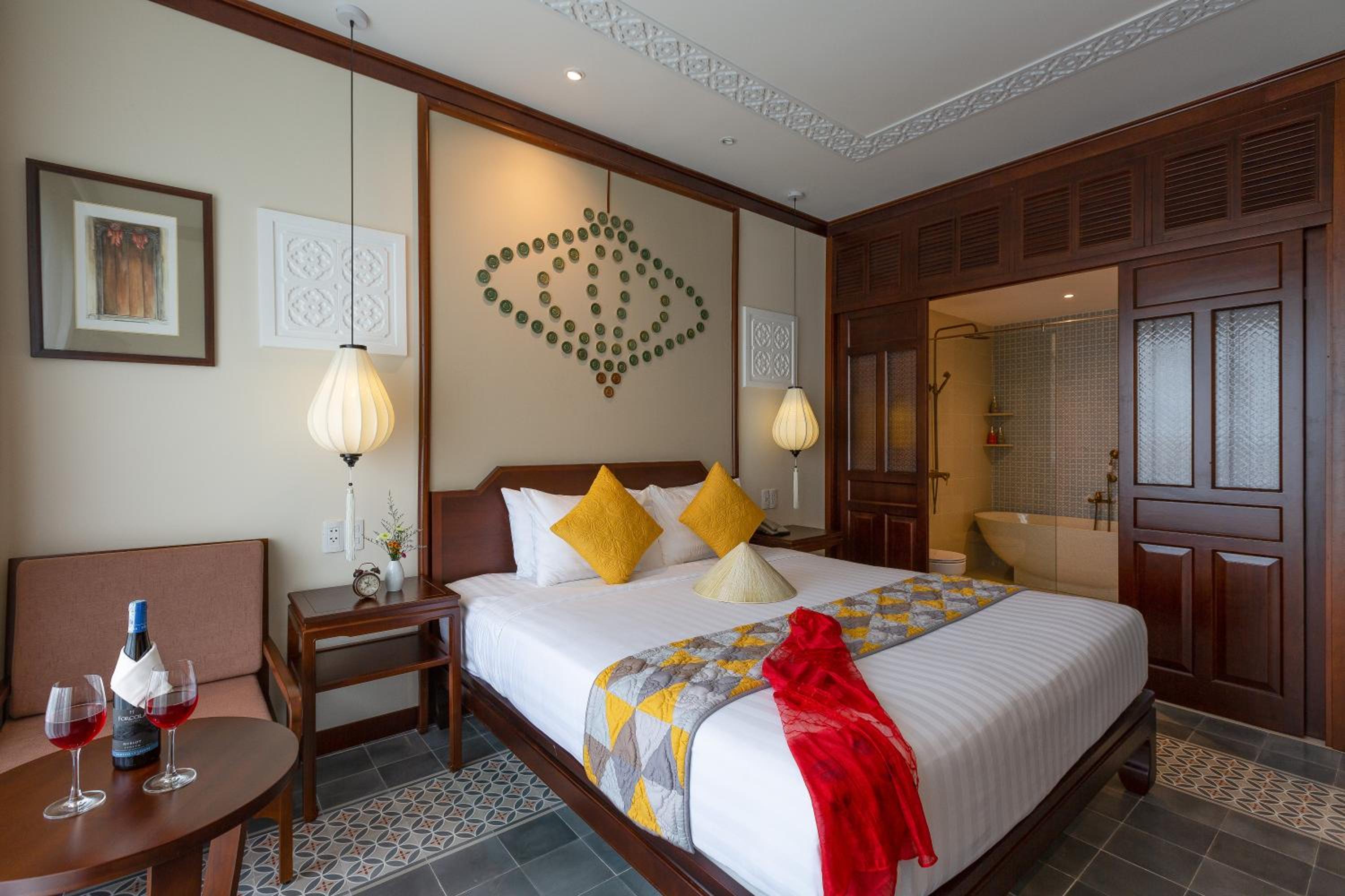 Savvy Family Connecting Suite, Bathtub, Balcony with Riverside View - Photo 12