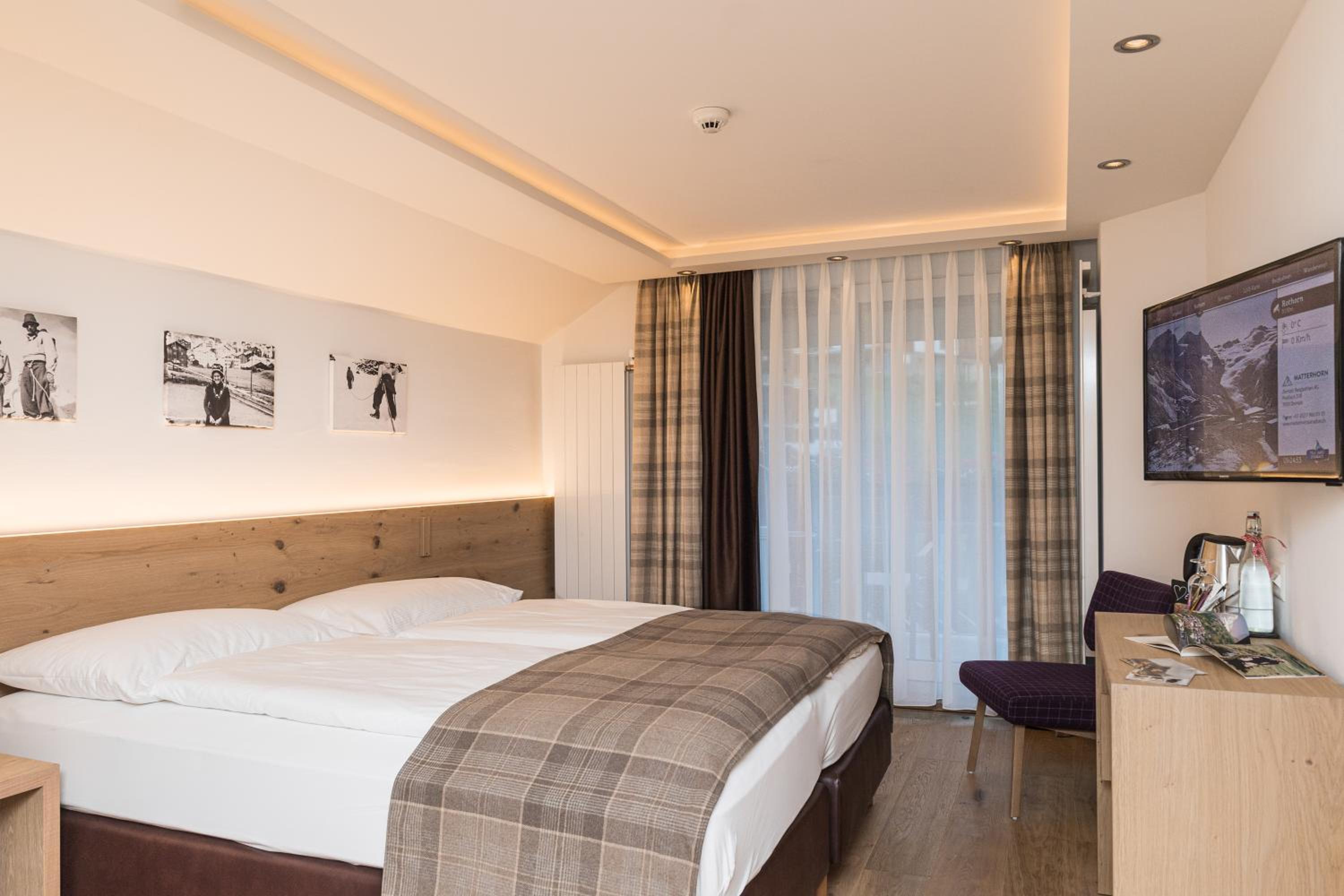 Chalet Double Room with Balcony and Matterhorn View - Photo 3