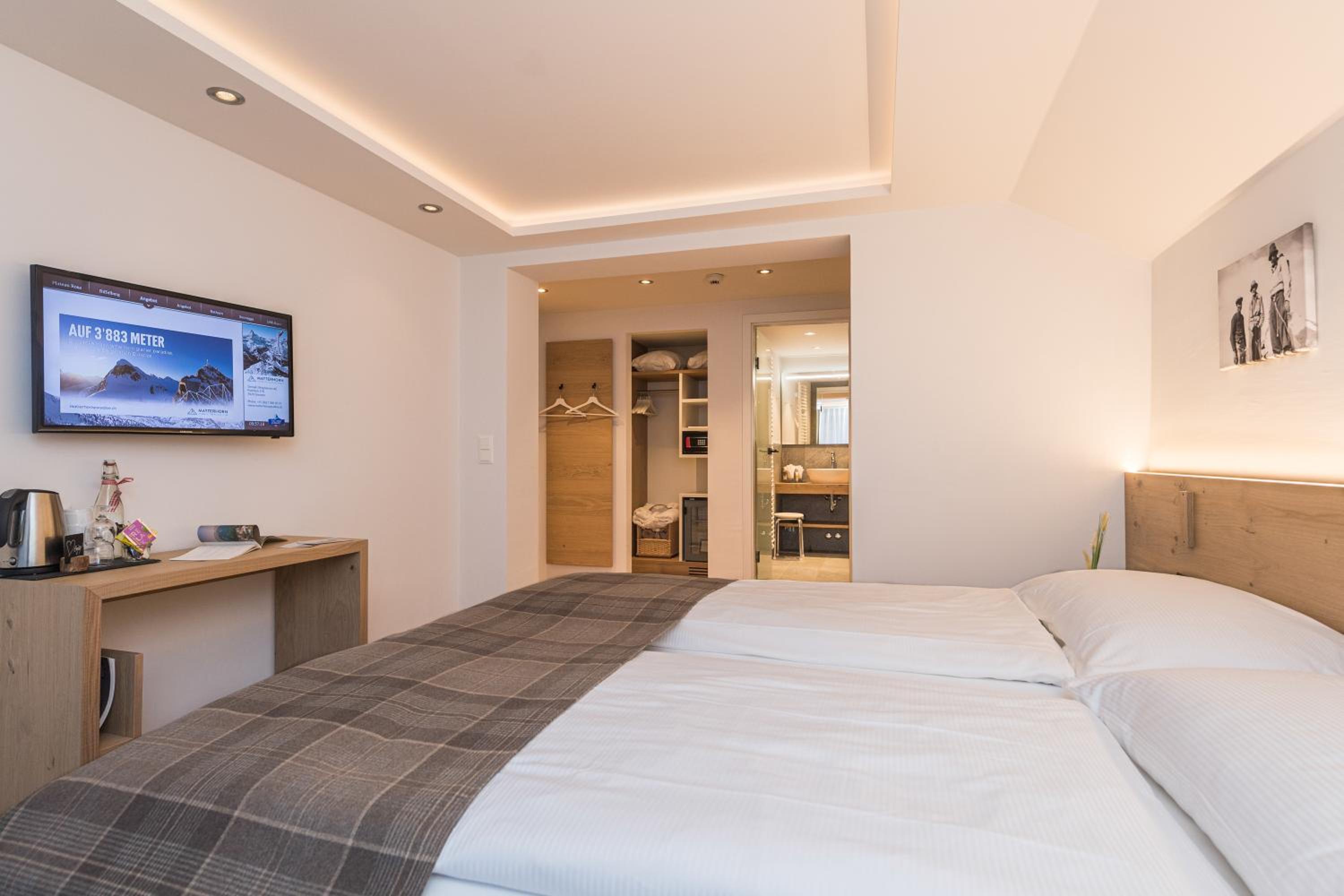 Chalet Double Room with Balcony and Matterhorn View - Photo 4