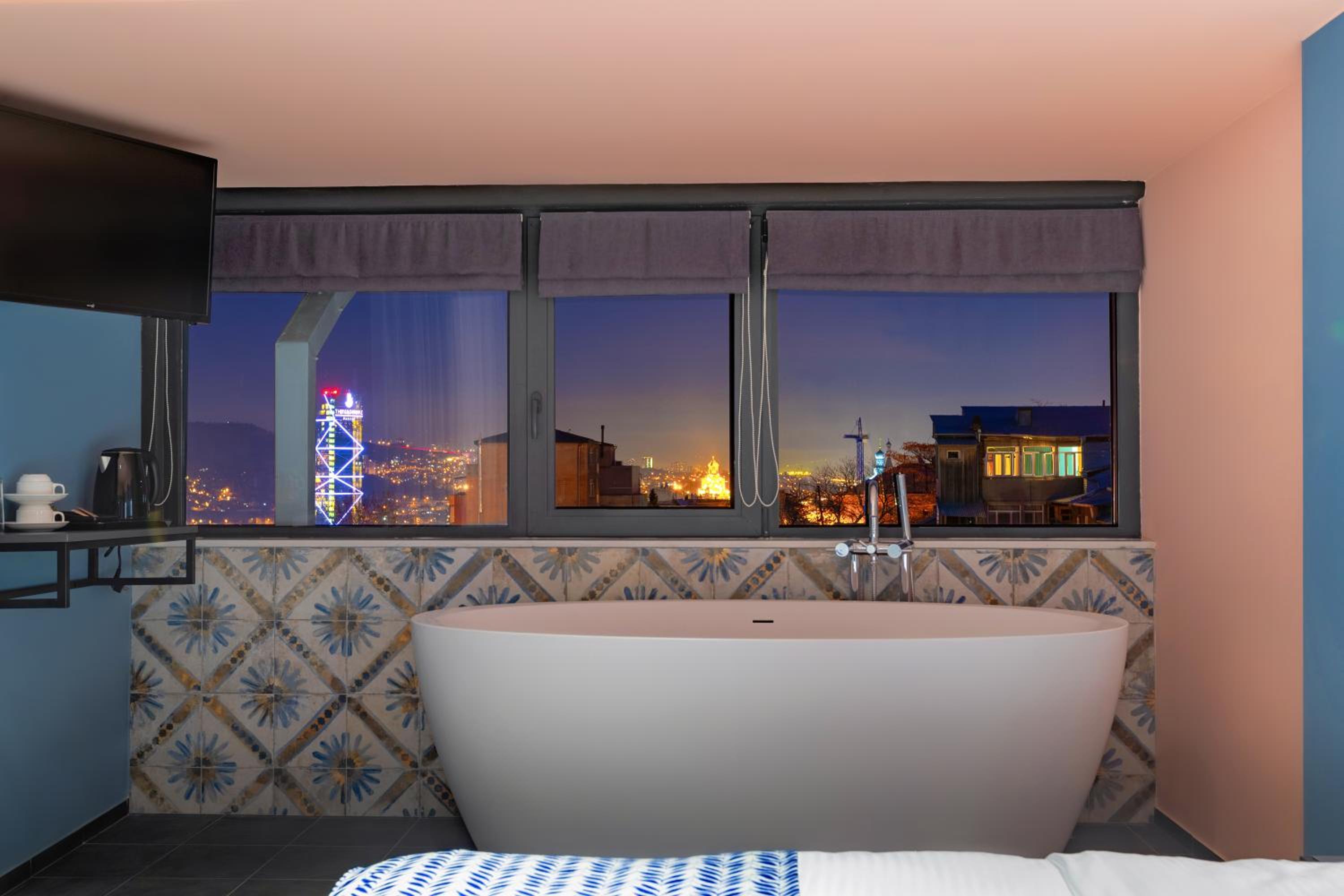 Deluxe Double or Twin Room with City View photo 3