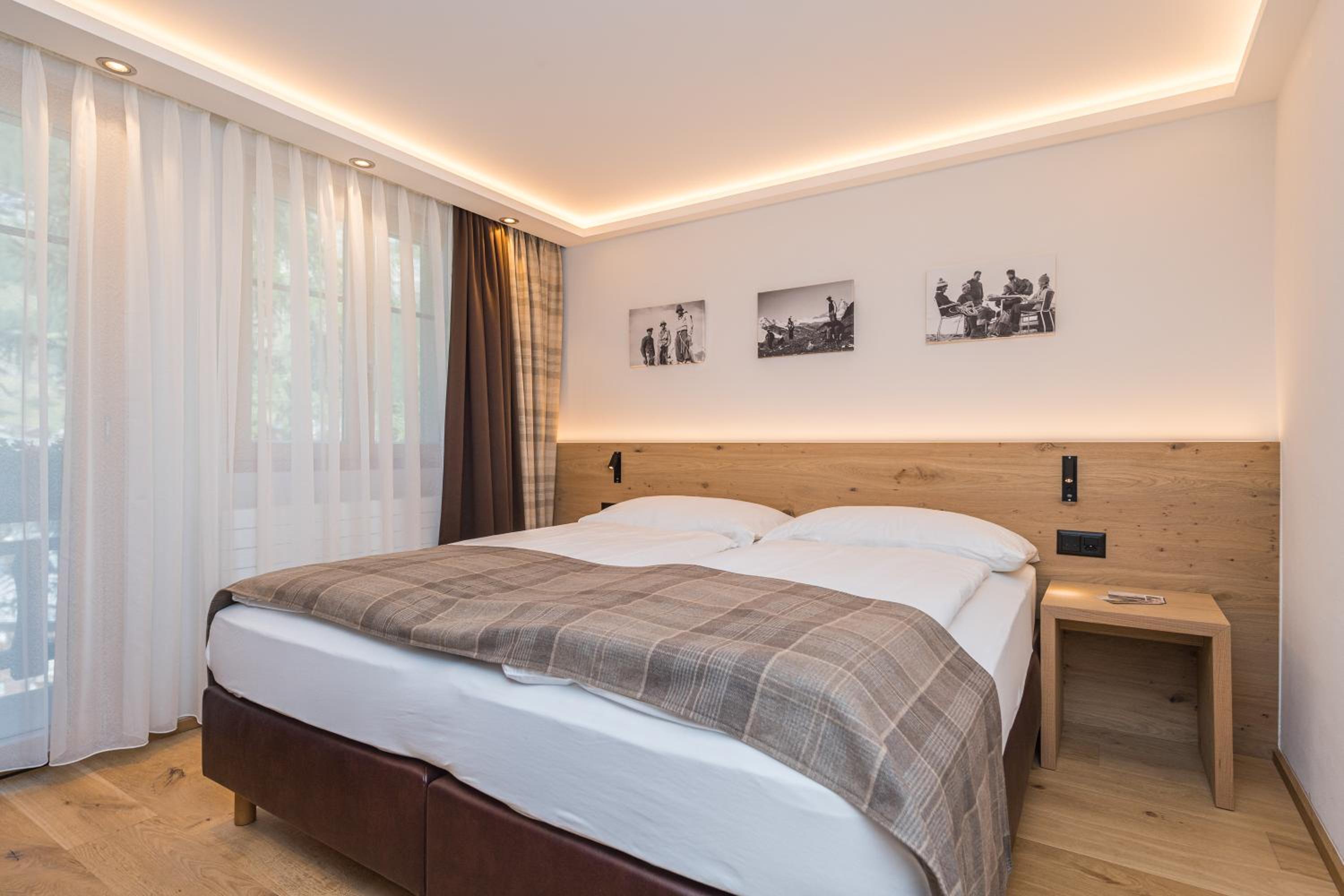Basic Double or Twin Room with Balcony and Matterhorn View - Photo 2