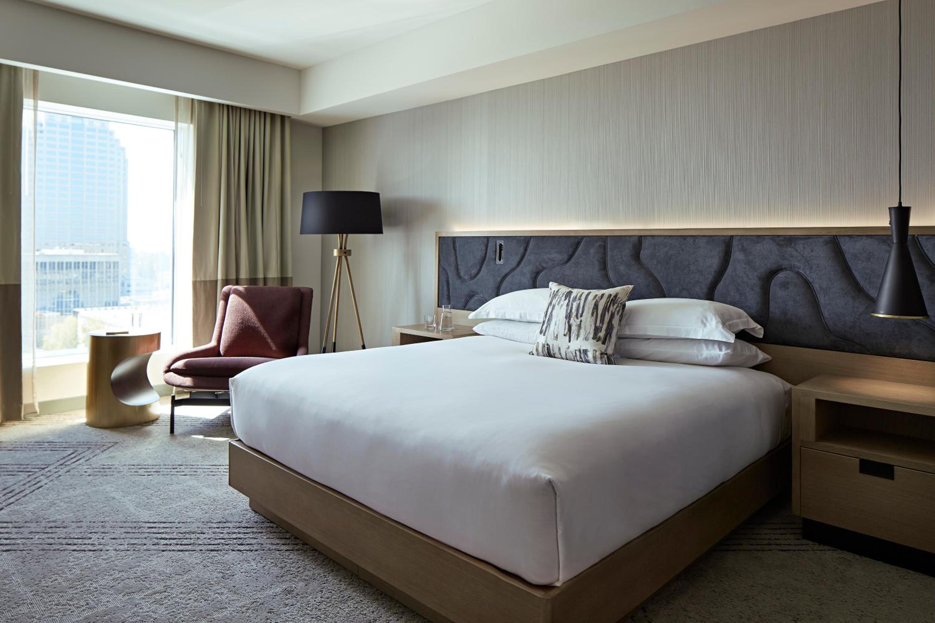 King Room with Roll-In Shower and Bath Tub - Mobility Accessible