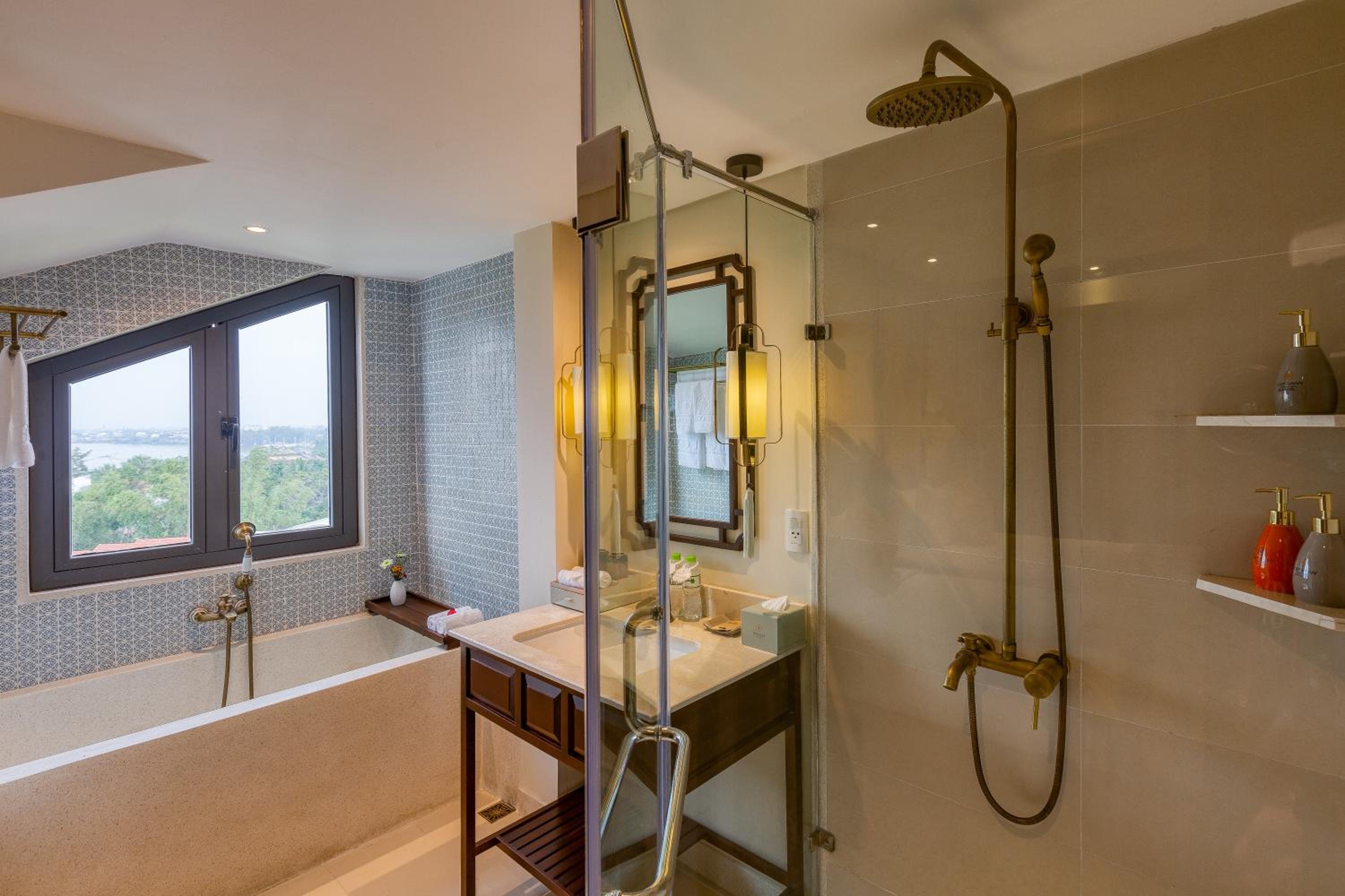 Savvy King/Twin Suite, Bathtub, Balcony with Riverside View - Photo 5