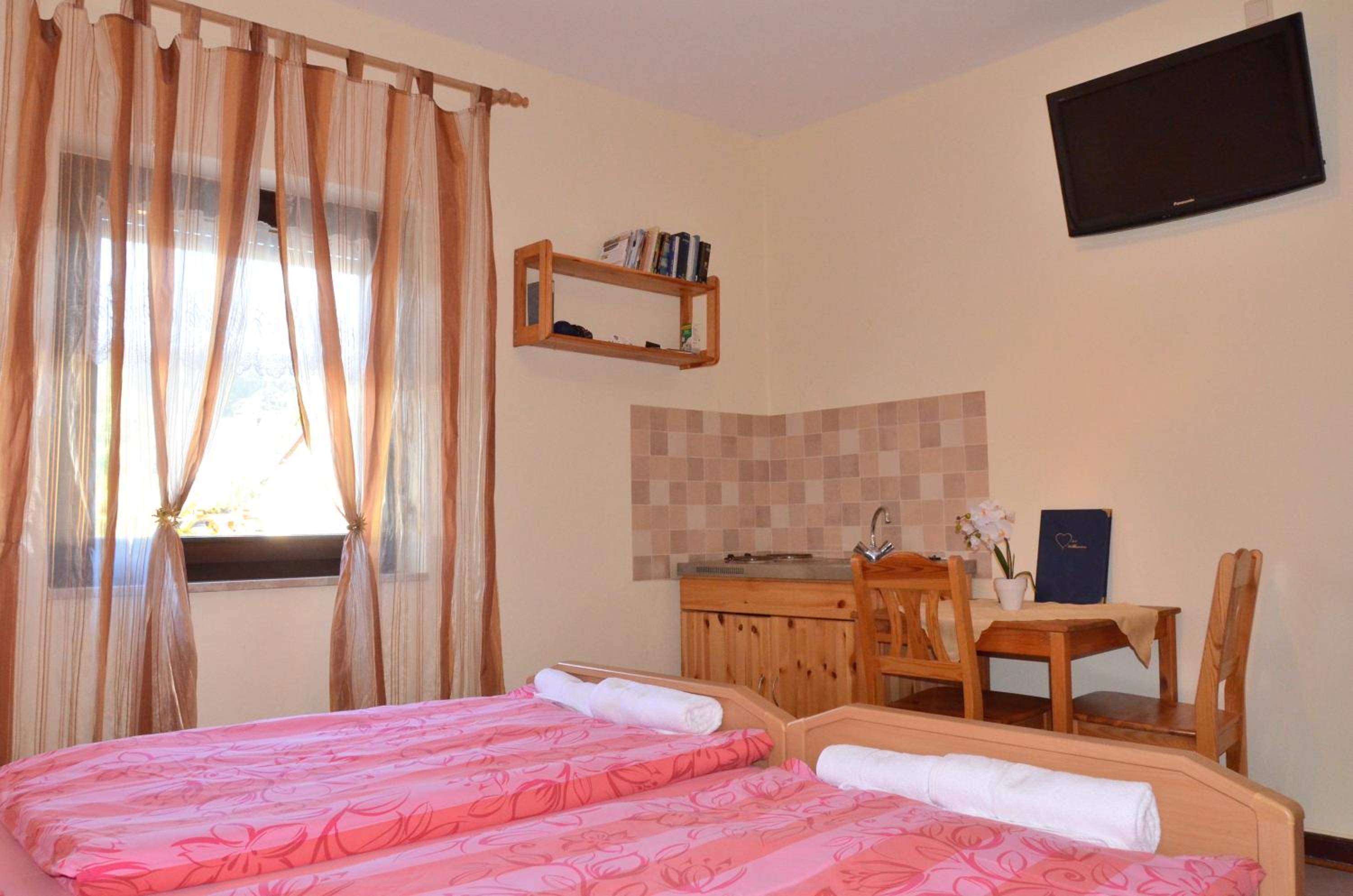 Double or Twin Room with Shared Bathroom photo 1