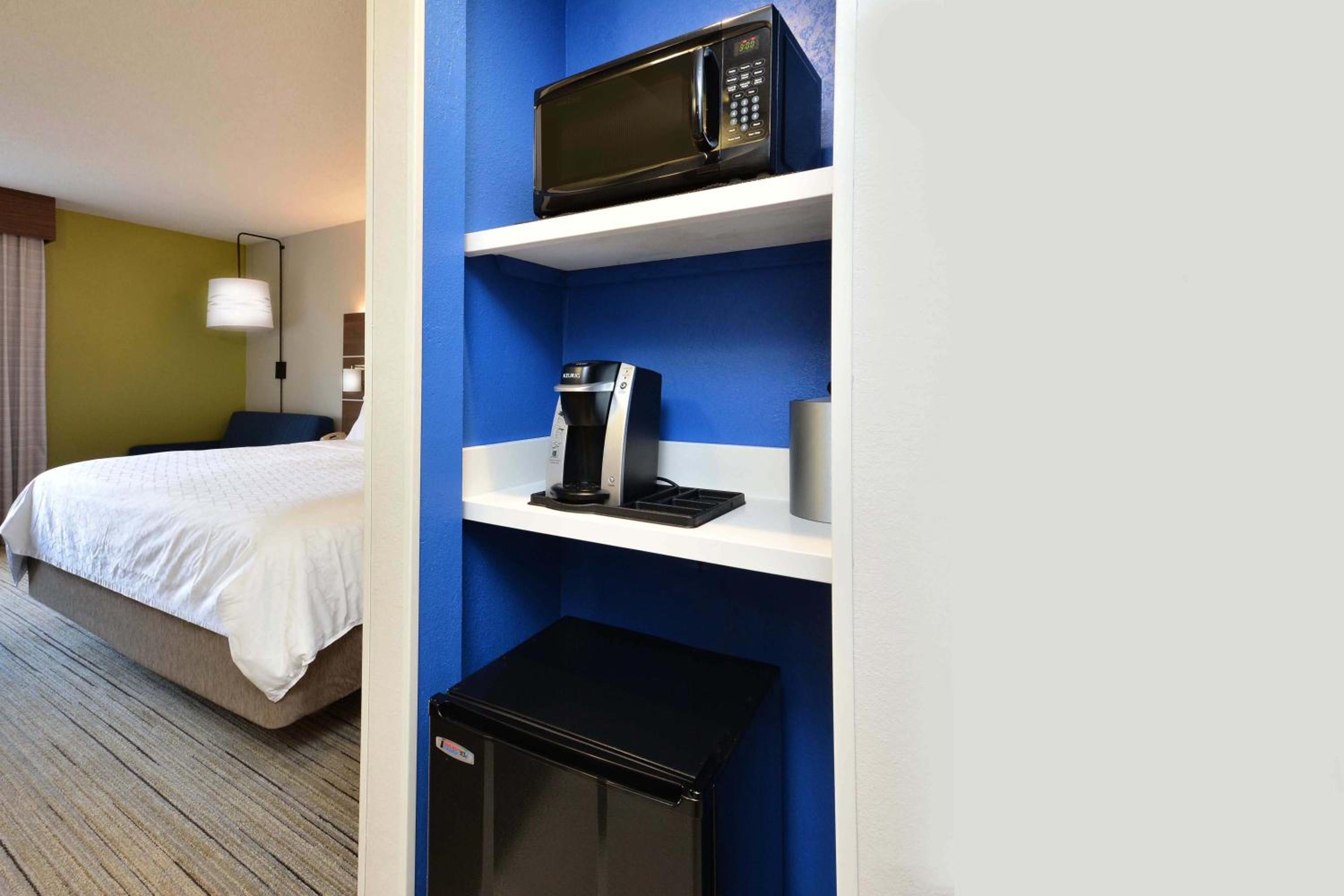 Standard King Room - Photo 5