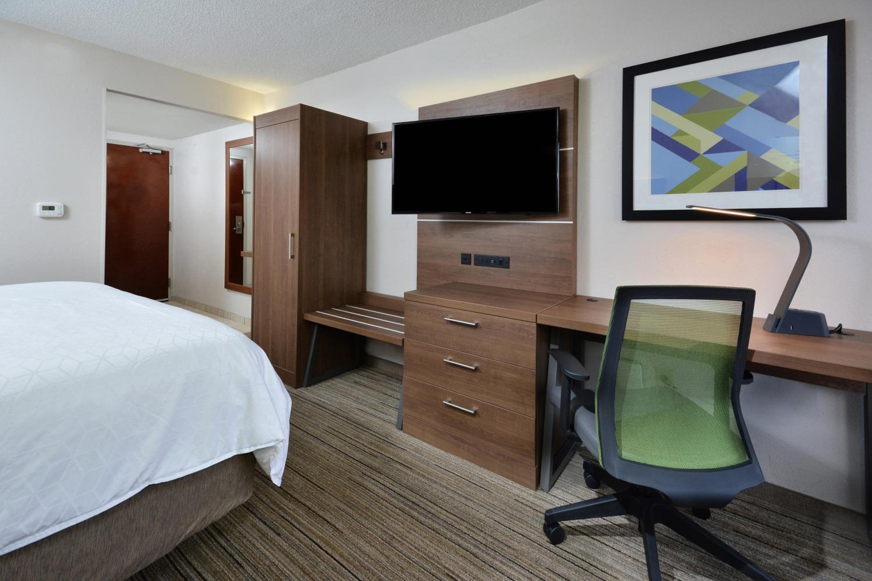Standard King Room with Mobility Accessible Tub - Photo 3