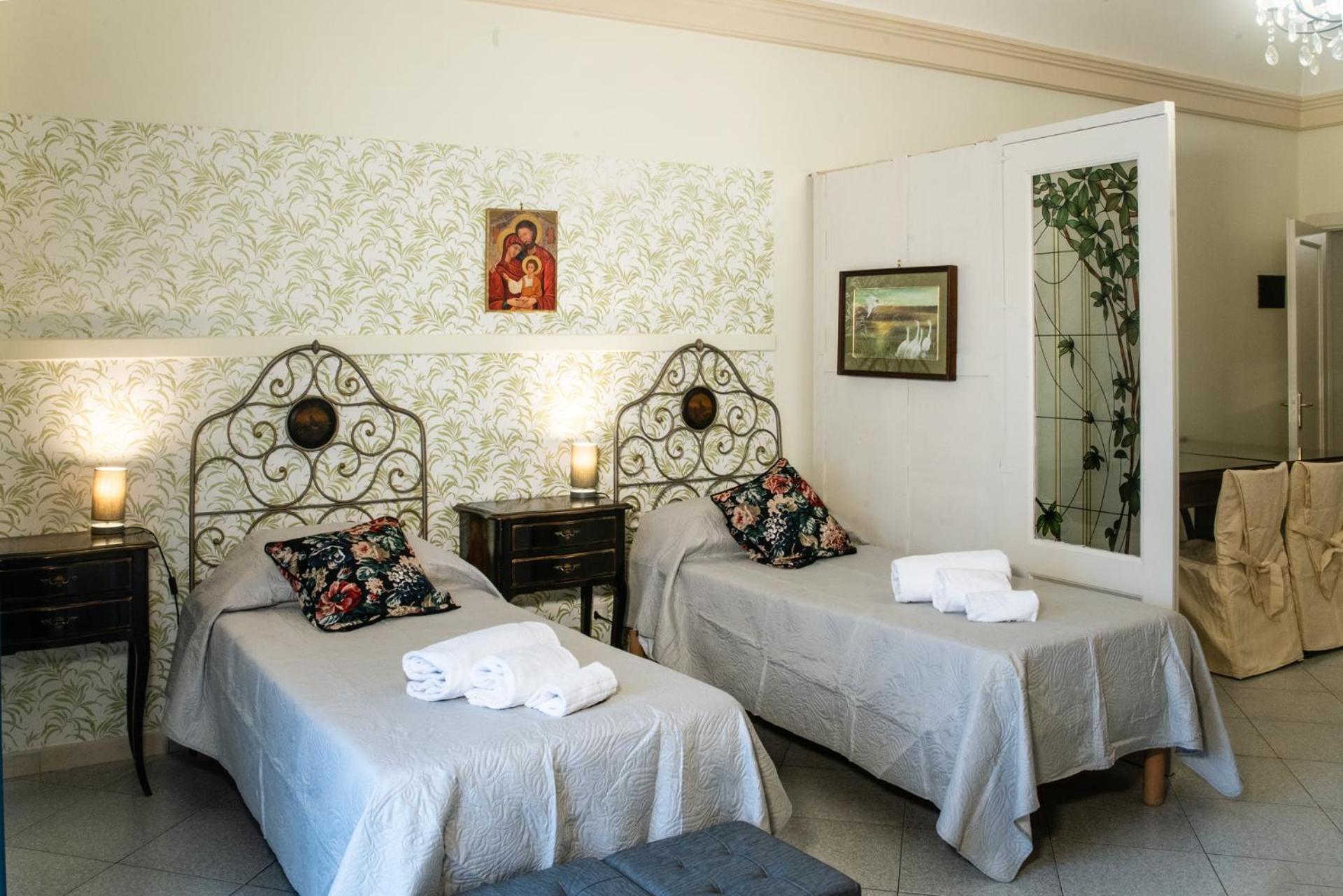 Deluxe Family Suite - Photo 15