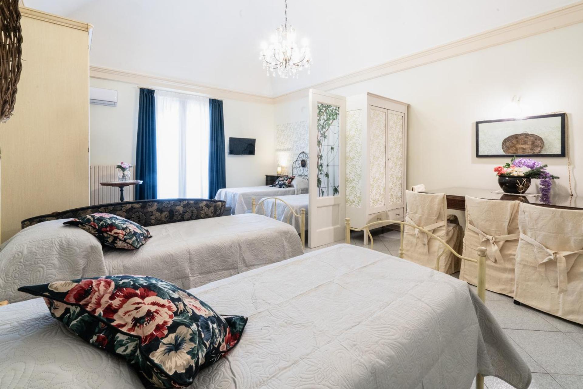 Deluxe Family Suite - Photo 14