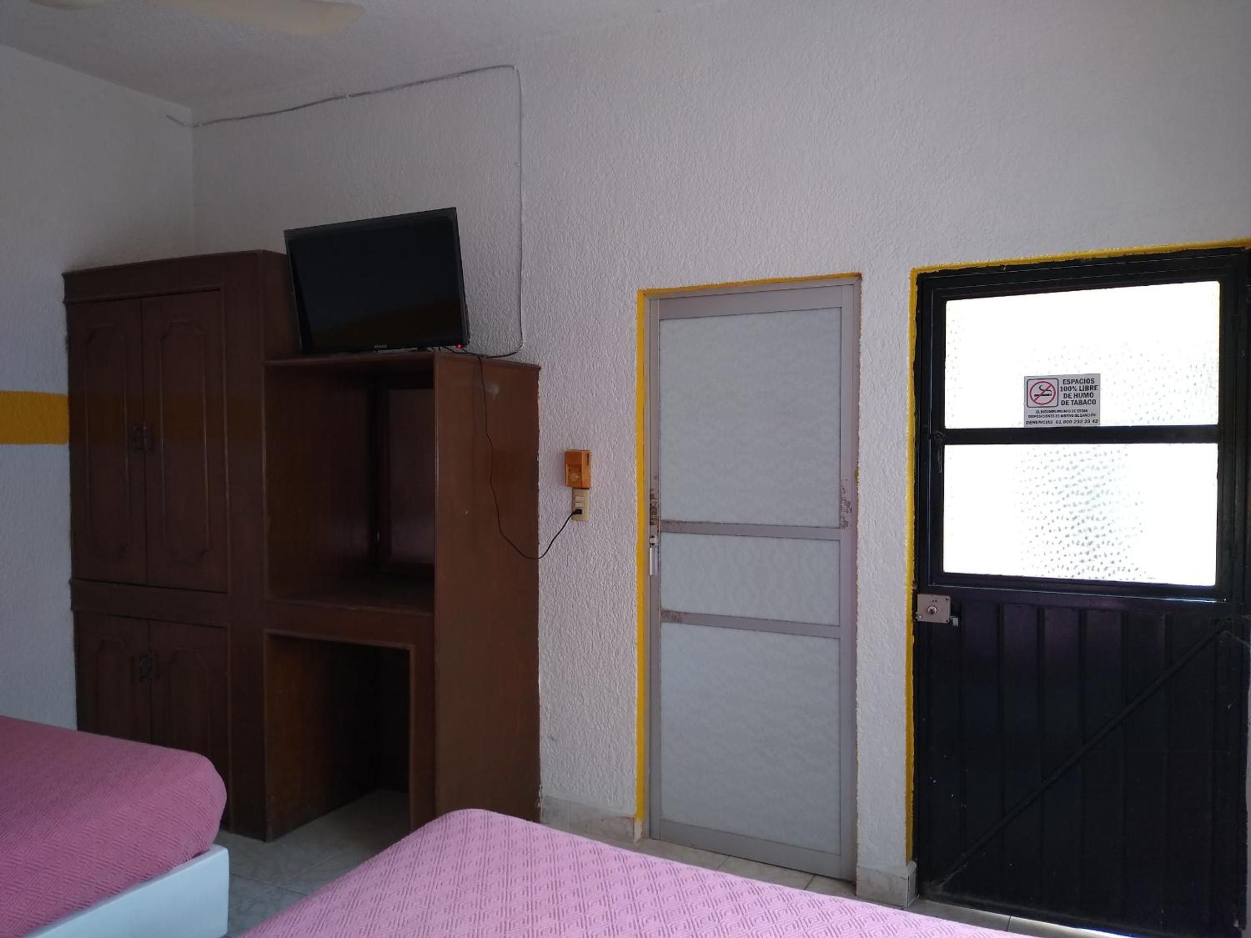 Queen Room with Two Queen Beds - Photo 4