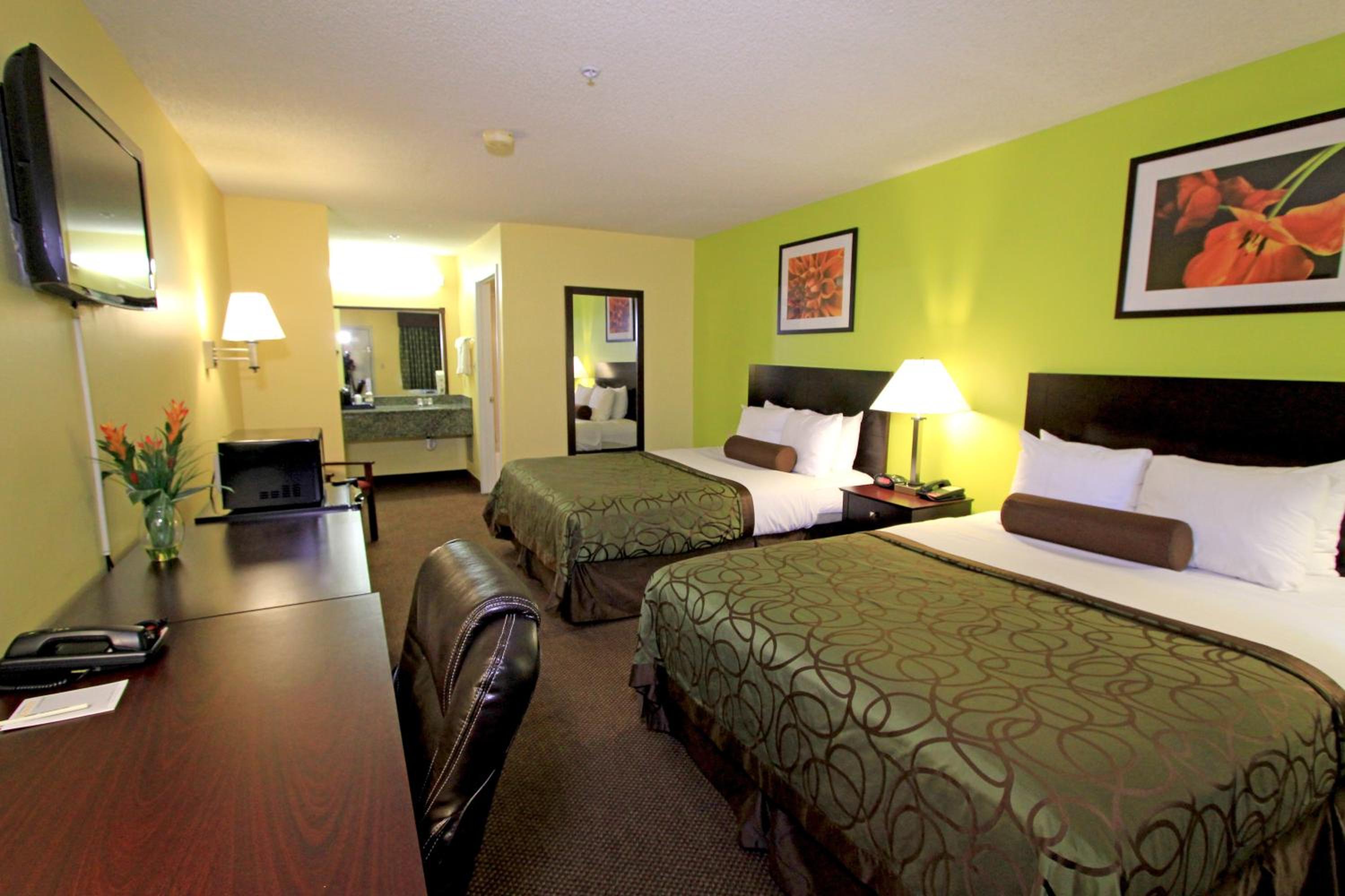 Queen Room with Two Queen Beds and Bathtub- Disability Access/Smoking - Photo 2