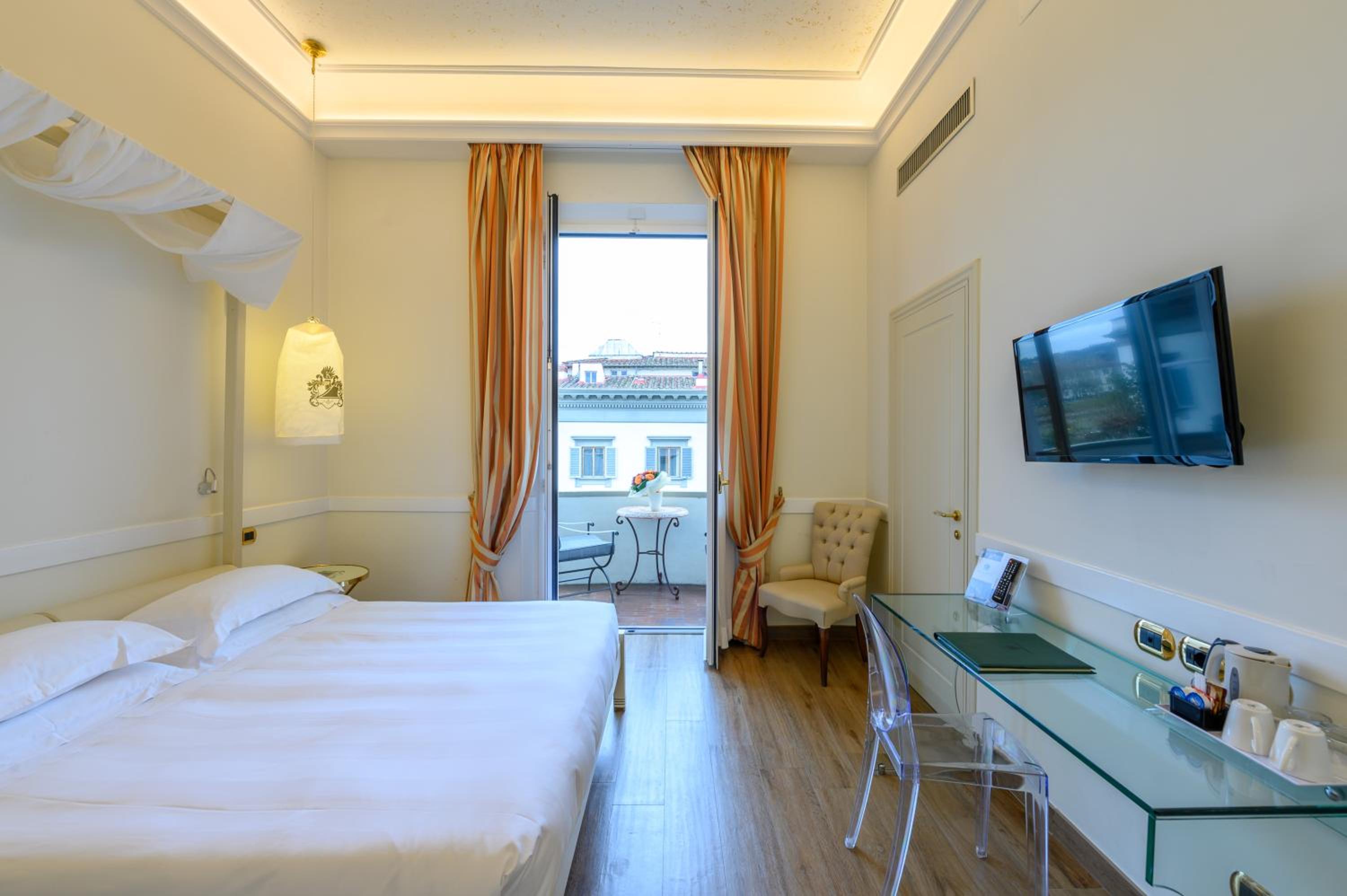 Superior Double or Twin Room with Balcony thumbnail 5