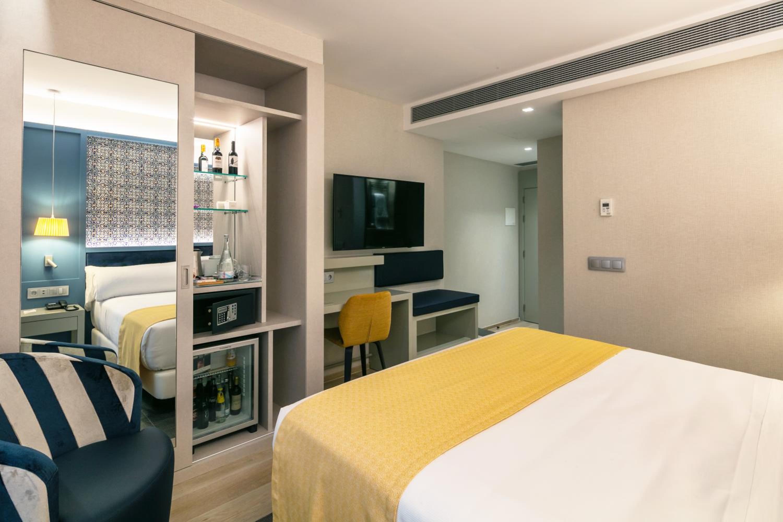 Double or Twin Room with Balcony - Photo 3